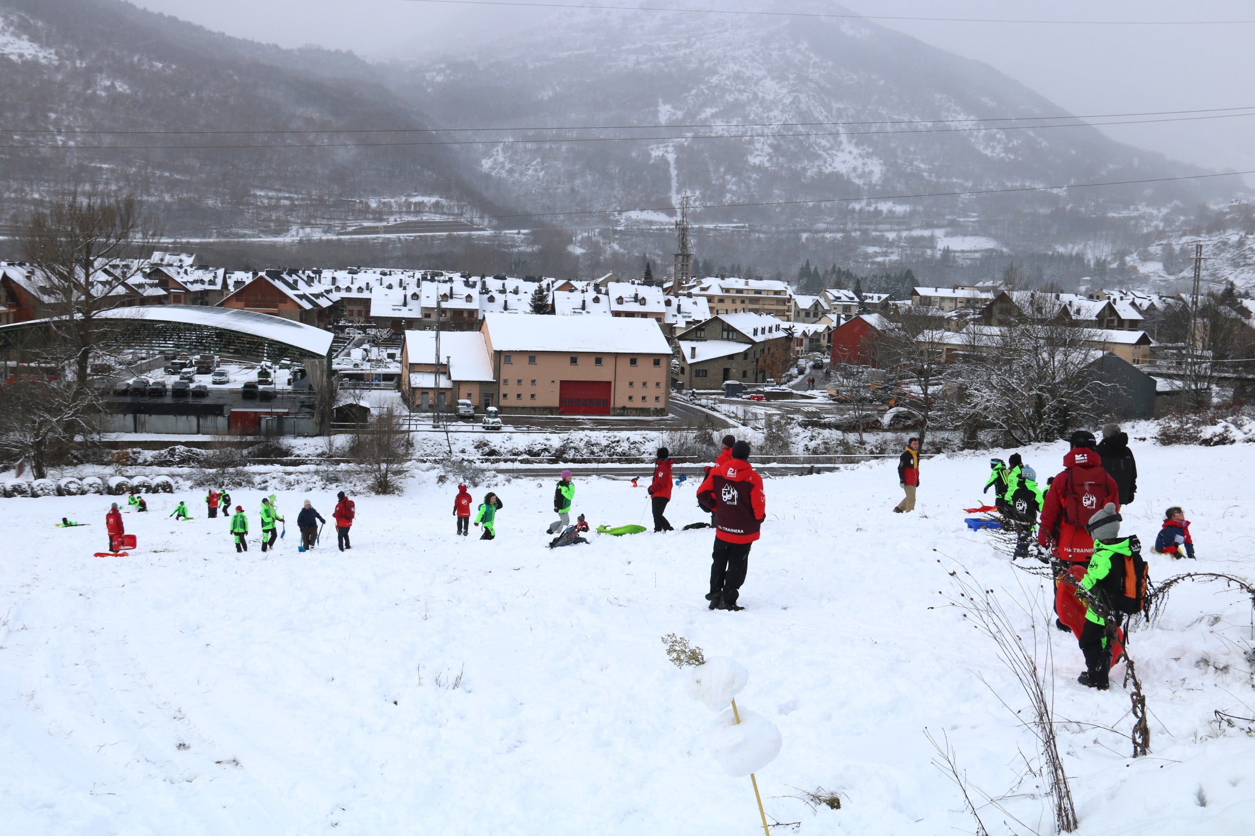 Infants juguen amb la neu a Esterri d'Àneu (Pallars Sobirà) / ACN
