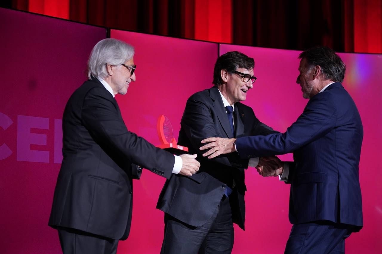 El president de la Generalitat, Salvador Illa, i el president de Foment del Treball, Josep Sánchez Llibre, feliciten el president del grup Planeta, Jordi Crehueras, pel guardó a empresari de l'any / EP