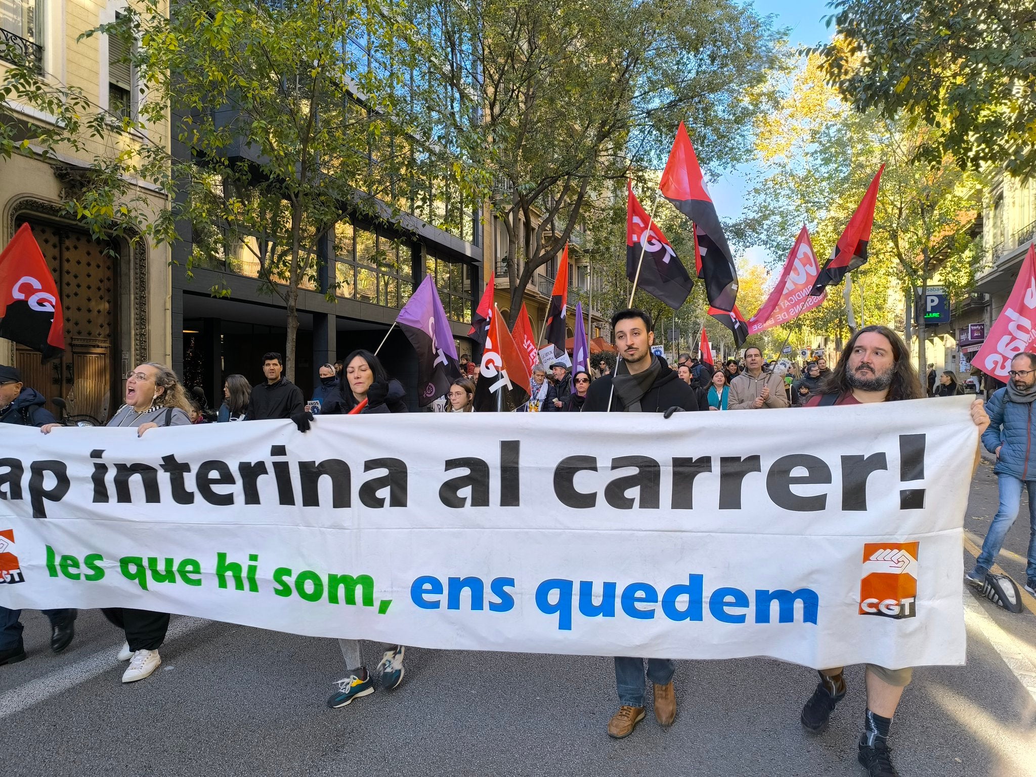 Centenars de persones han participat en aquesta mobilització que demana regularitzar la situació dels treballadors interins de l’administració catalana / SAPB CGT