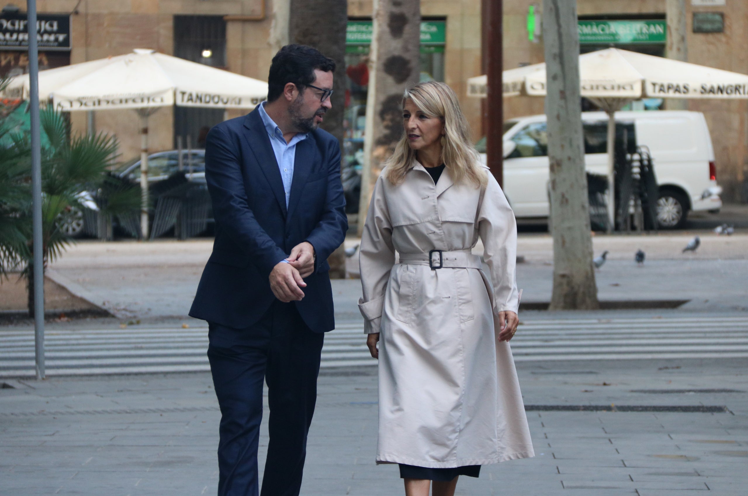 El secretari d'estat de Treball, Joaquín Pérez Rey; i la vicepresidenta segona del govern espanyol i ministra de Treball, Yolanda Díaz, arribant a la seu d'UGT, en una imatge d'arxiu / Maria Asmarat (ACN)
