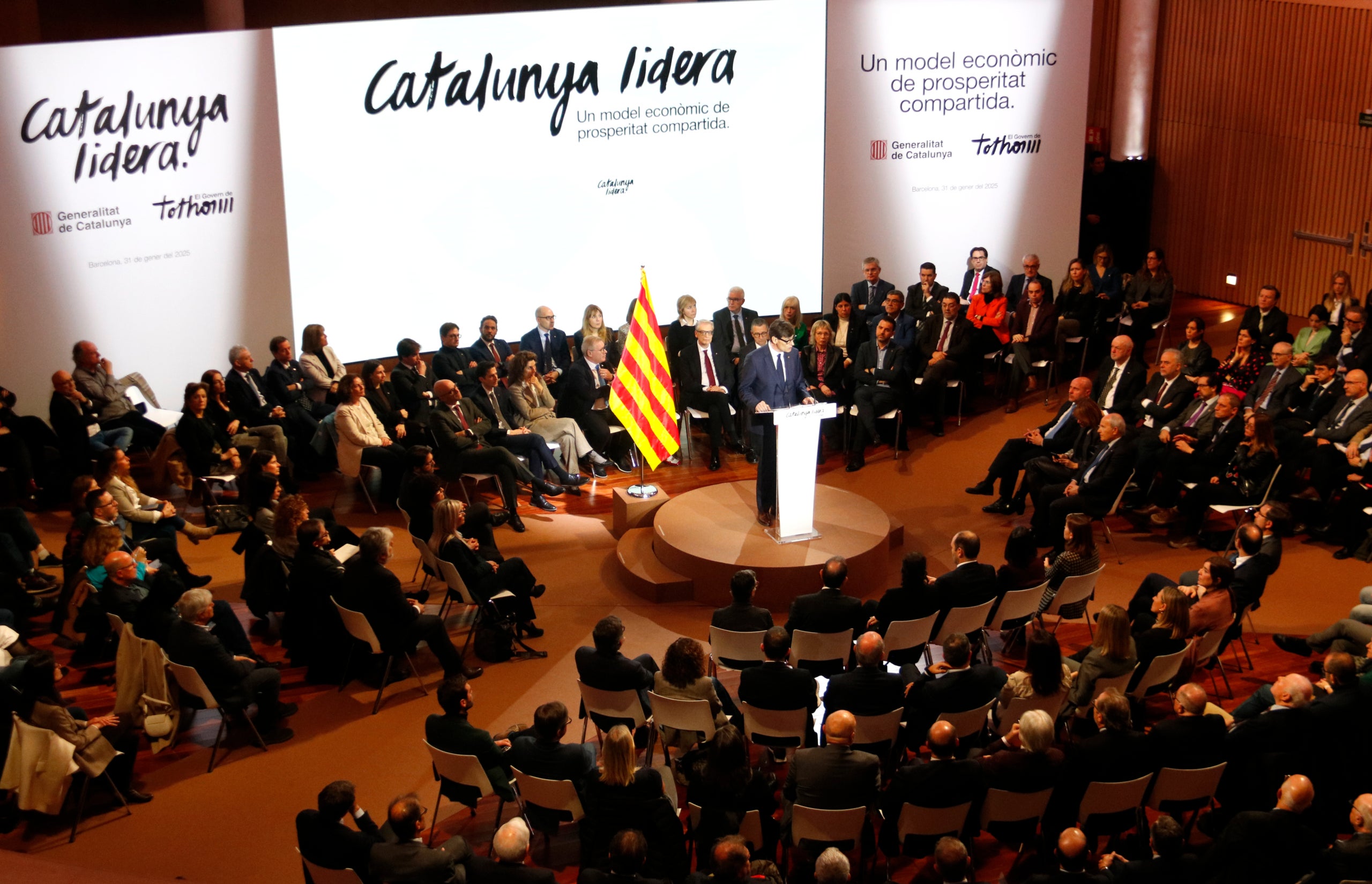 El paranimf de l'Escola Industrial, ple de gom a gom durant la presentació del pla Catalunya Lidera del president de la Generalitat Salvador Illa / ACN