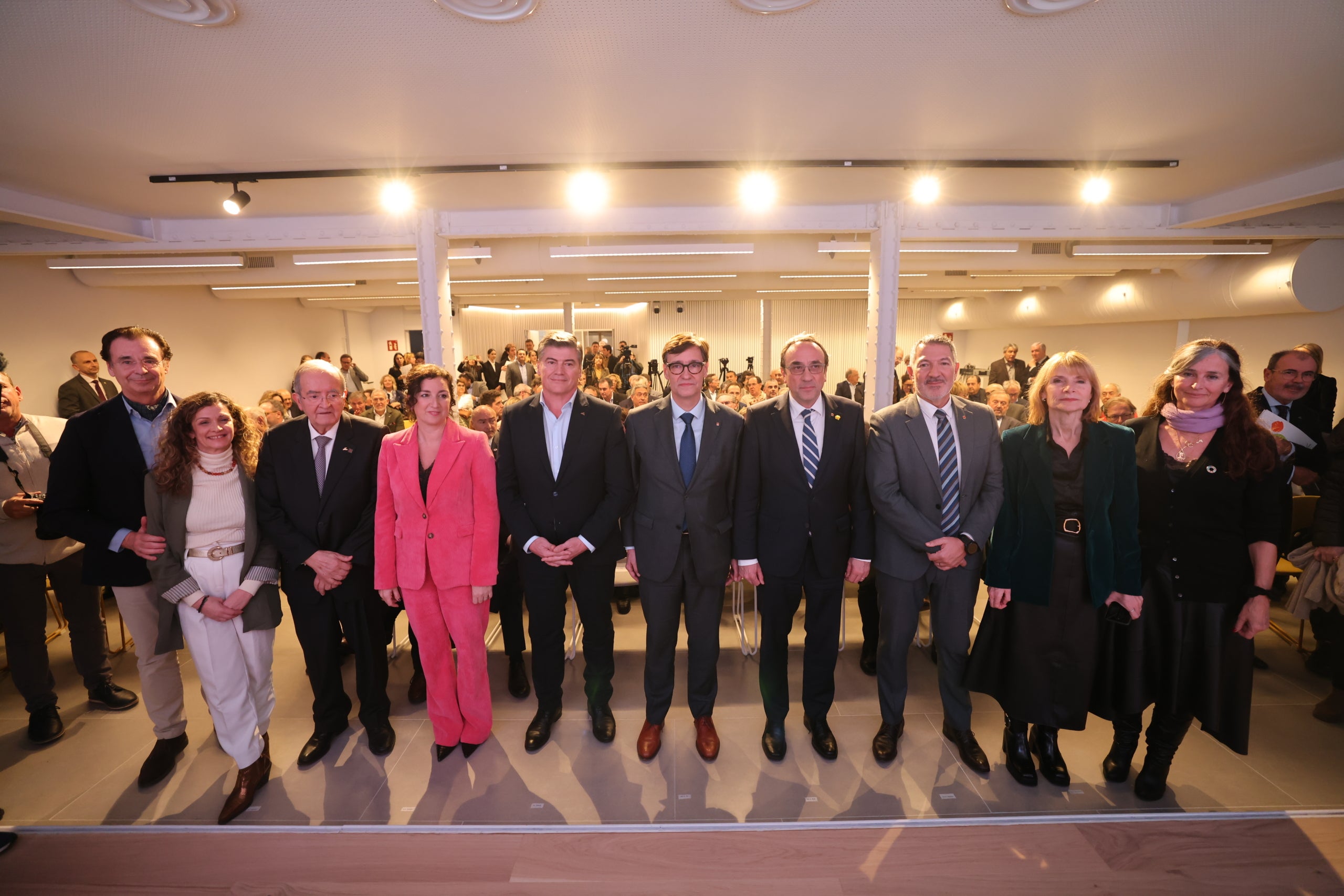 Autoritats a l'acte del 50 aniversari de Pimec, amb el president de la patronal Antoni Cañete i el president de la Generalitat Salvador Illa al centre / Pimec