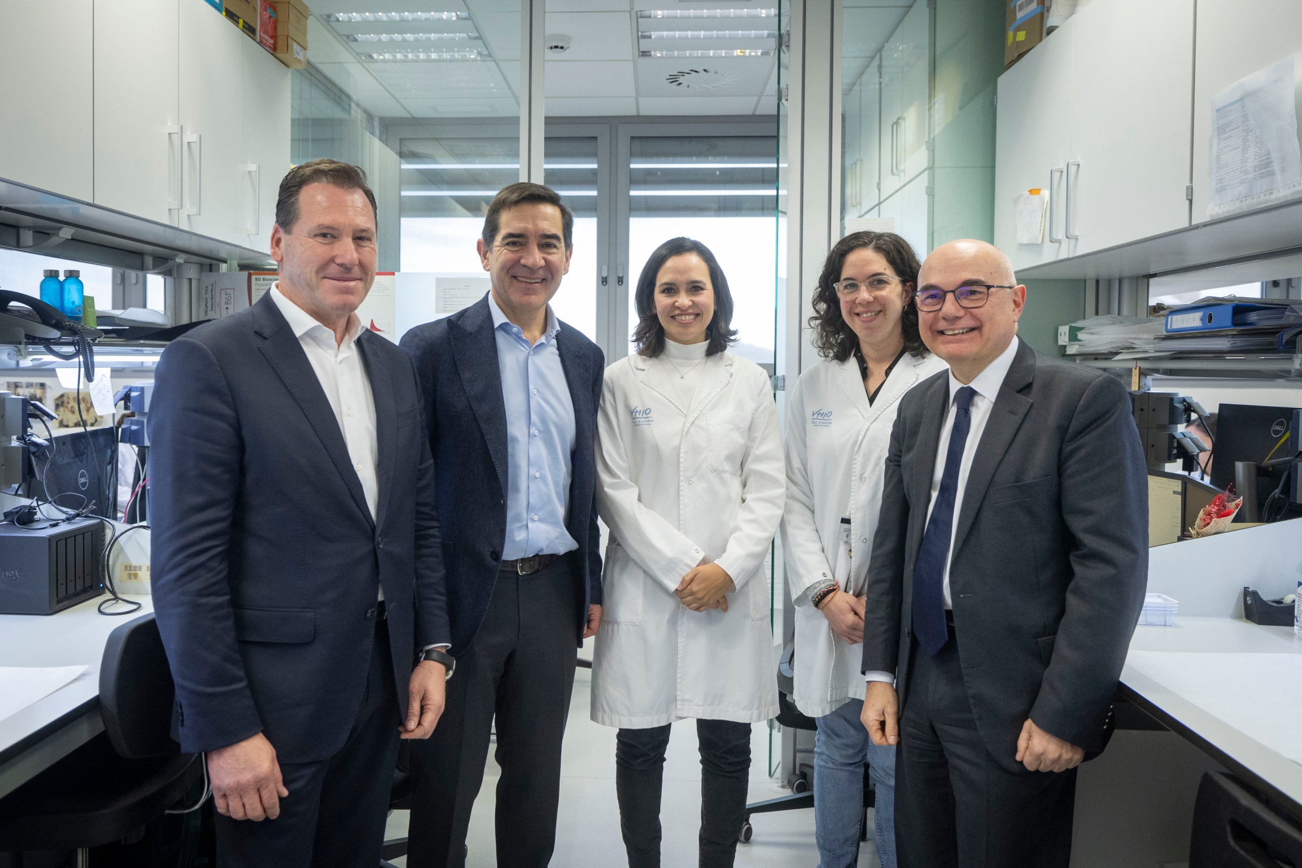 El presidente de BBVA, Carlos Torres, con el equipo de VHIO / BBVA