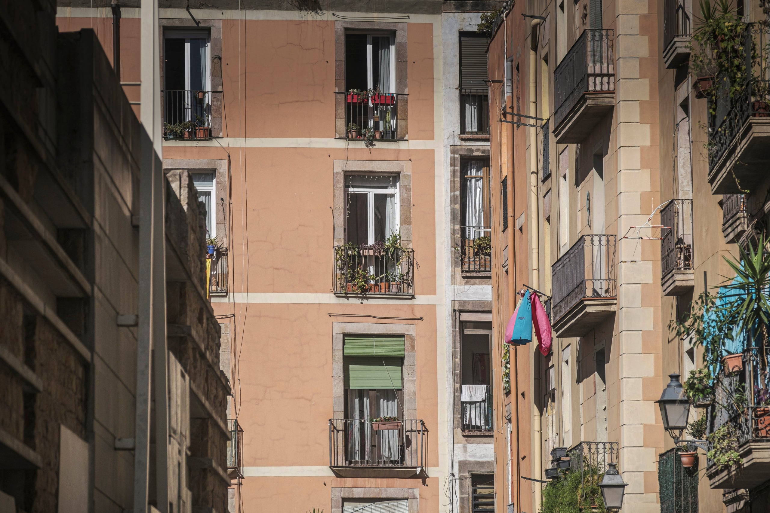 Balcons amb roba estesa en un carrer de Barcelona / ACN