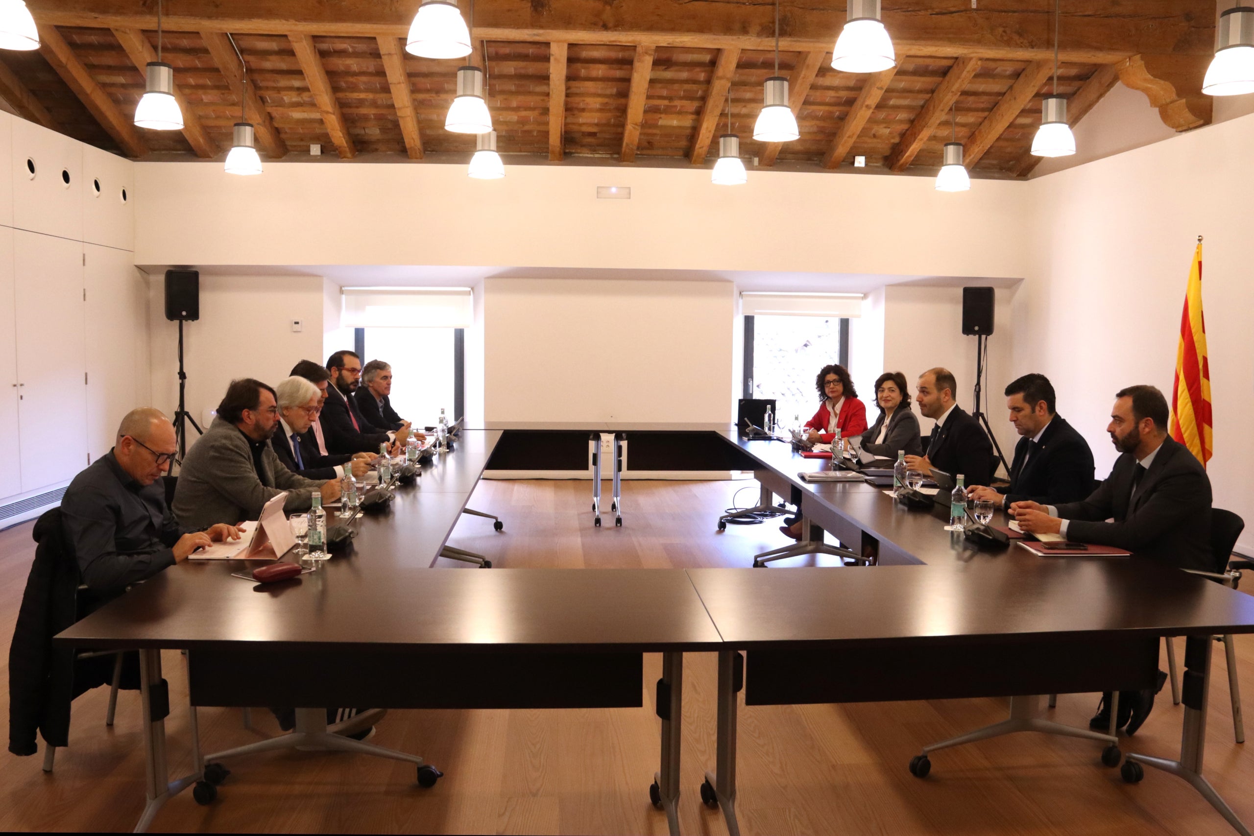 El conseller de la Presidència, Albert Dalmau, reunit amb agents econòmics i entitats municipalistes al Palau de la Generalitat / ACN