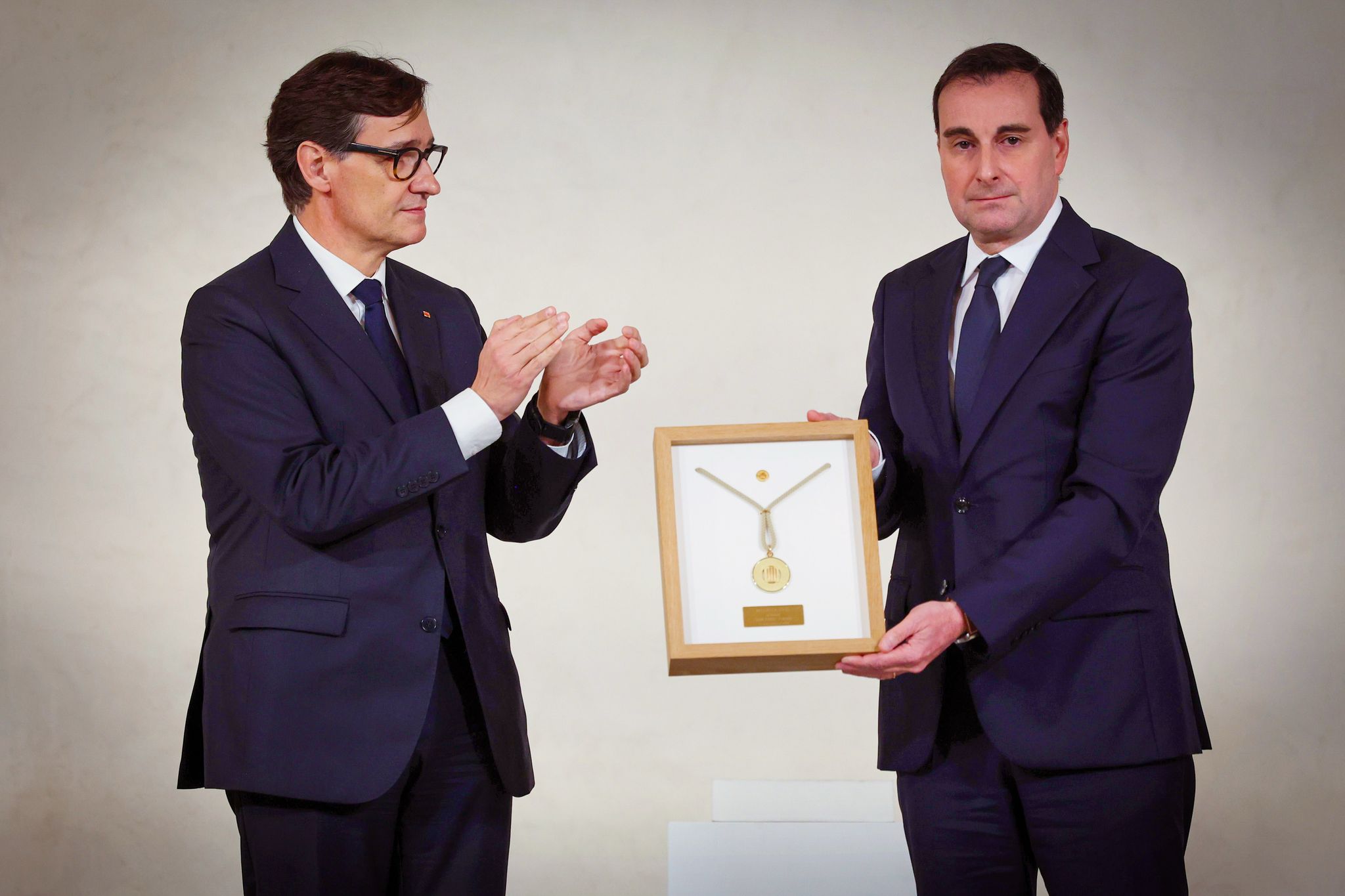 El president de la Generalitat Salvador Illa entrega la Medalla d'Or al CEO de Mango Toni Ruiz / Govern-Jordi Bedmar