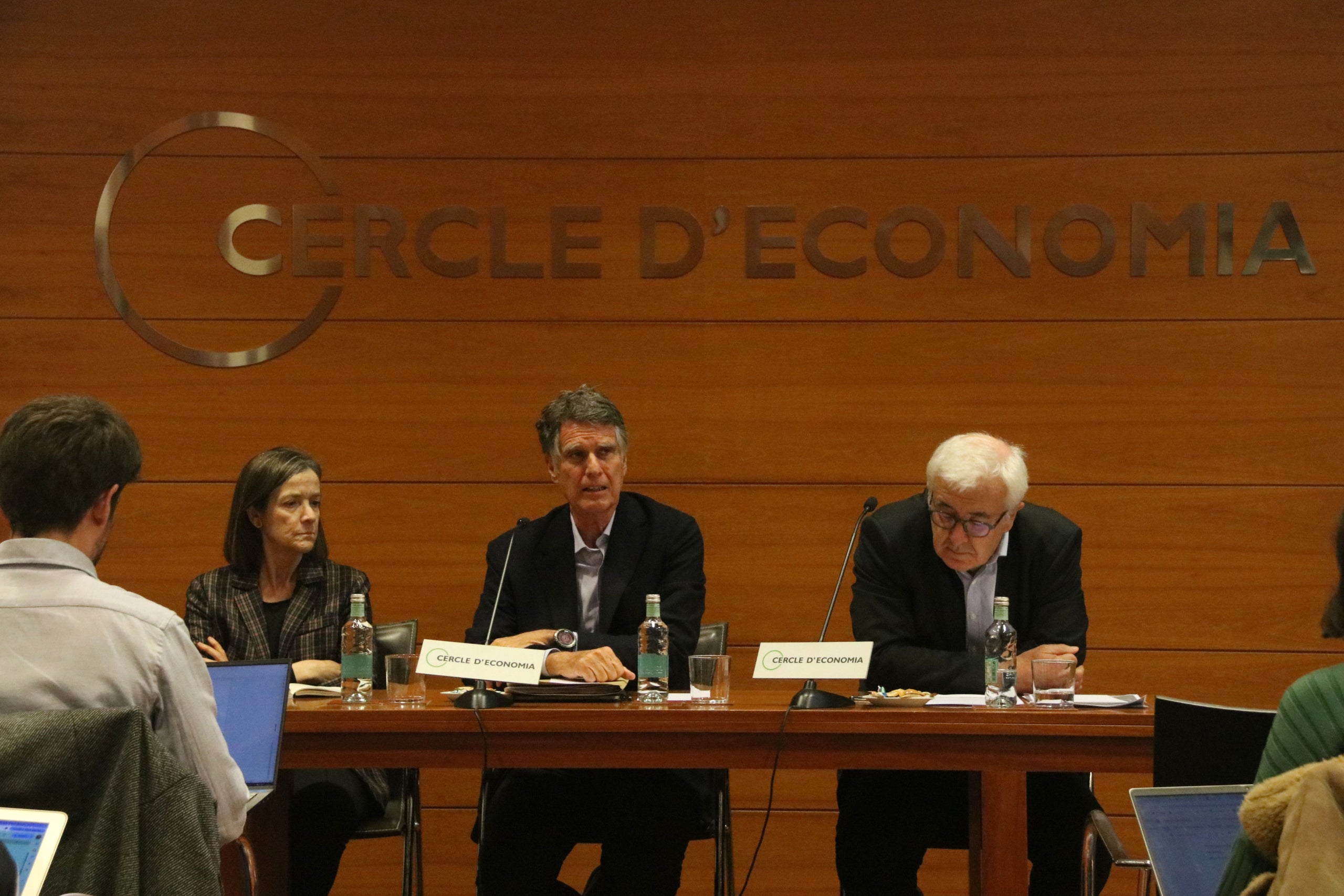 El president del Cercle d'Economia, Jaume Guardiola, amb la vicepresidenta de l'entitat, Teresa Garcia-Milà, i el director general, Miquel Nadal / ACN