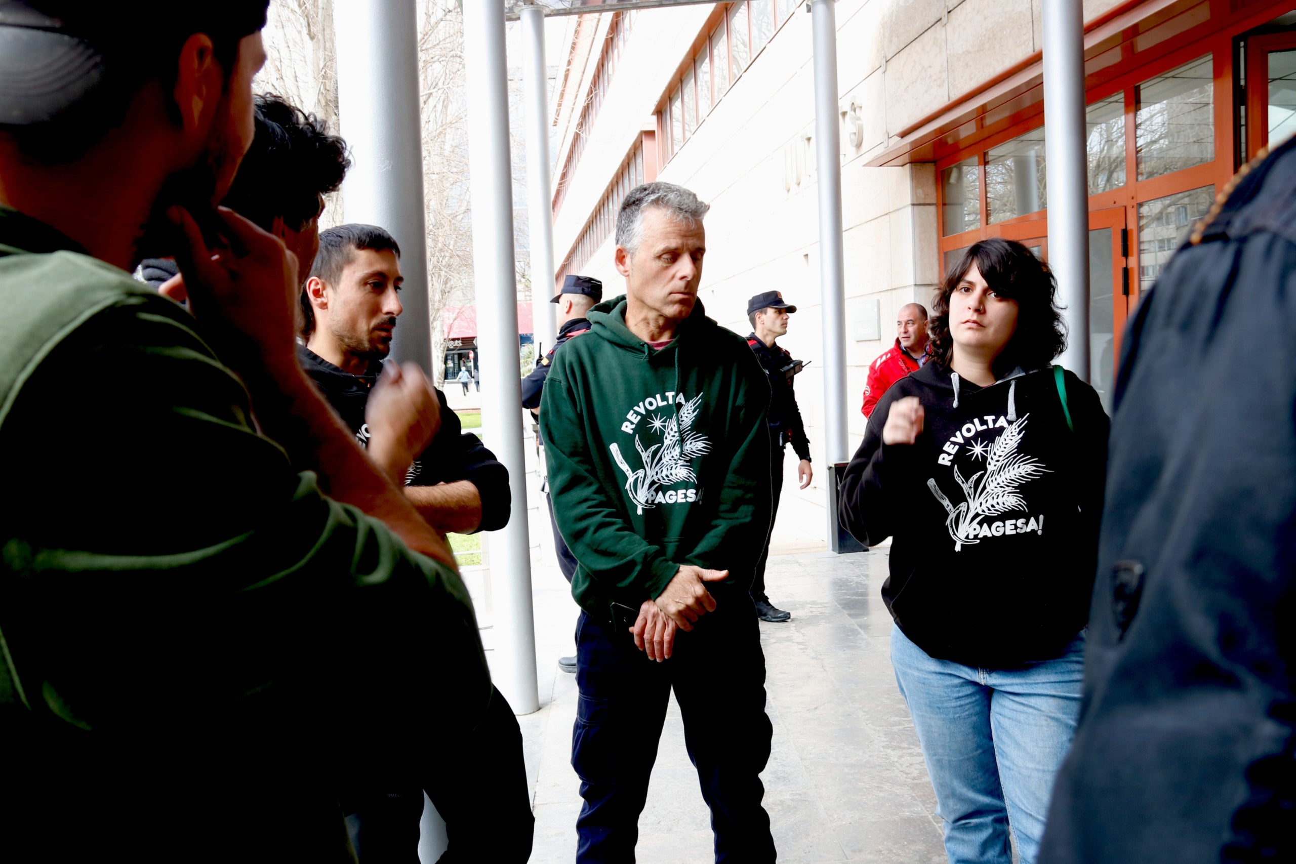 Un grup de pagesos es concentra als Jutjats de Reus on se celebra un judici pel robatori de garrofes | Arnau Martínez (ACN)
