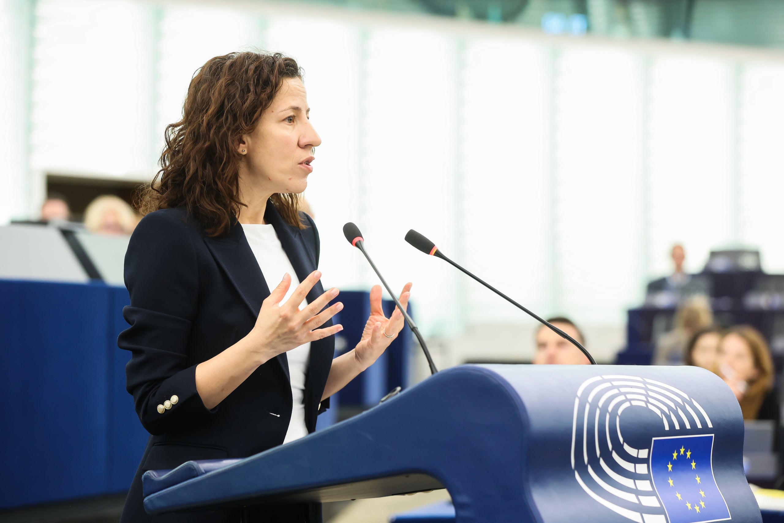 La vicepresidenta ejecutiva de la Comisión Europea a cargo de Derechos Sociales, Roxana Minzatu, en una intervención en el Parlamento Europeo | Parlamento Europeo