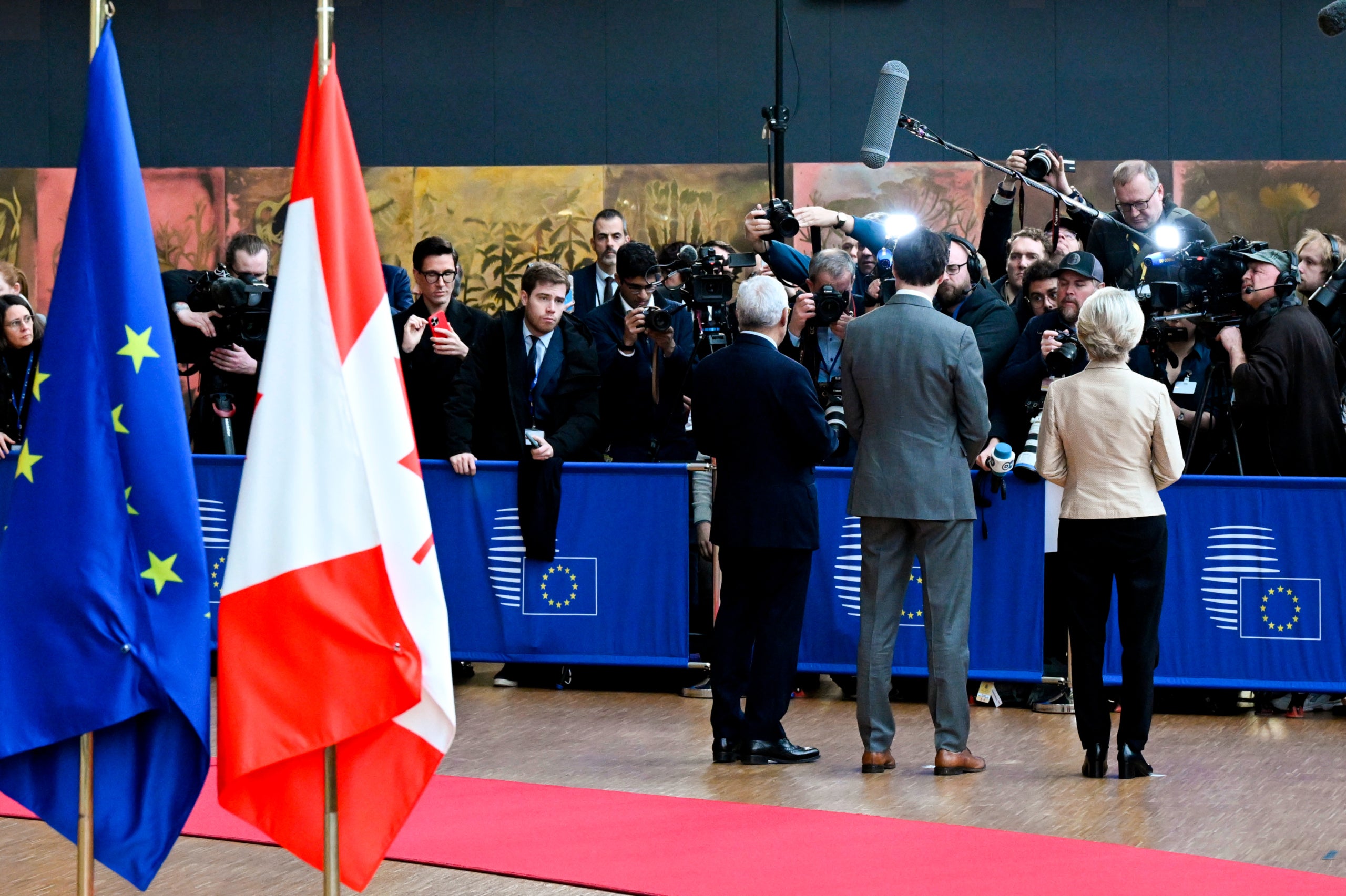 Justin Trudeau, António Costa i Ursula von der Leyen, en una atenció als mitjans / Unió Europea