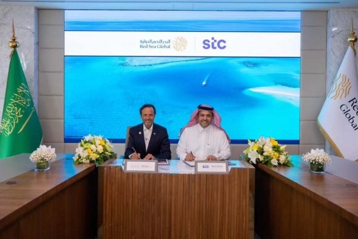 El conseller delegat del grup STC, Olayan bin Mohammed Alwetaid. (dreta) | Europa Press
