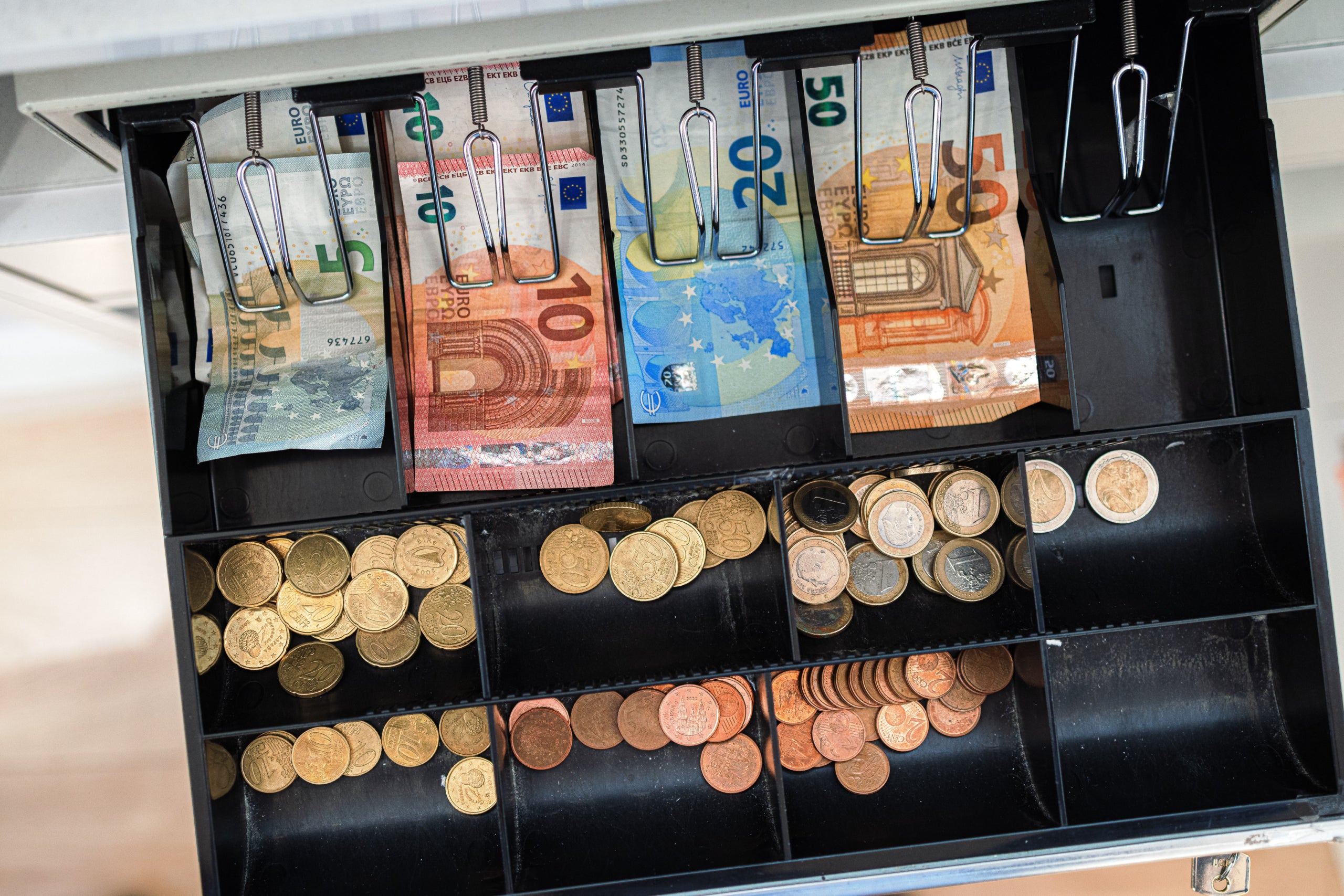 Una imagen de archivo de billetes y monedas de Euro / Jordi Borràs (ACN)