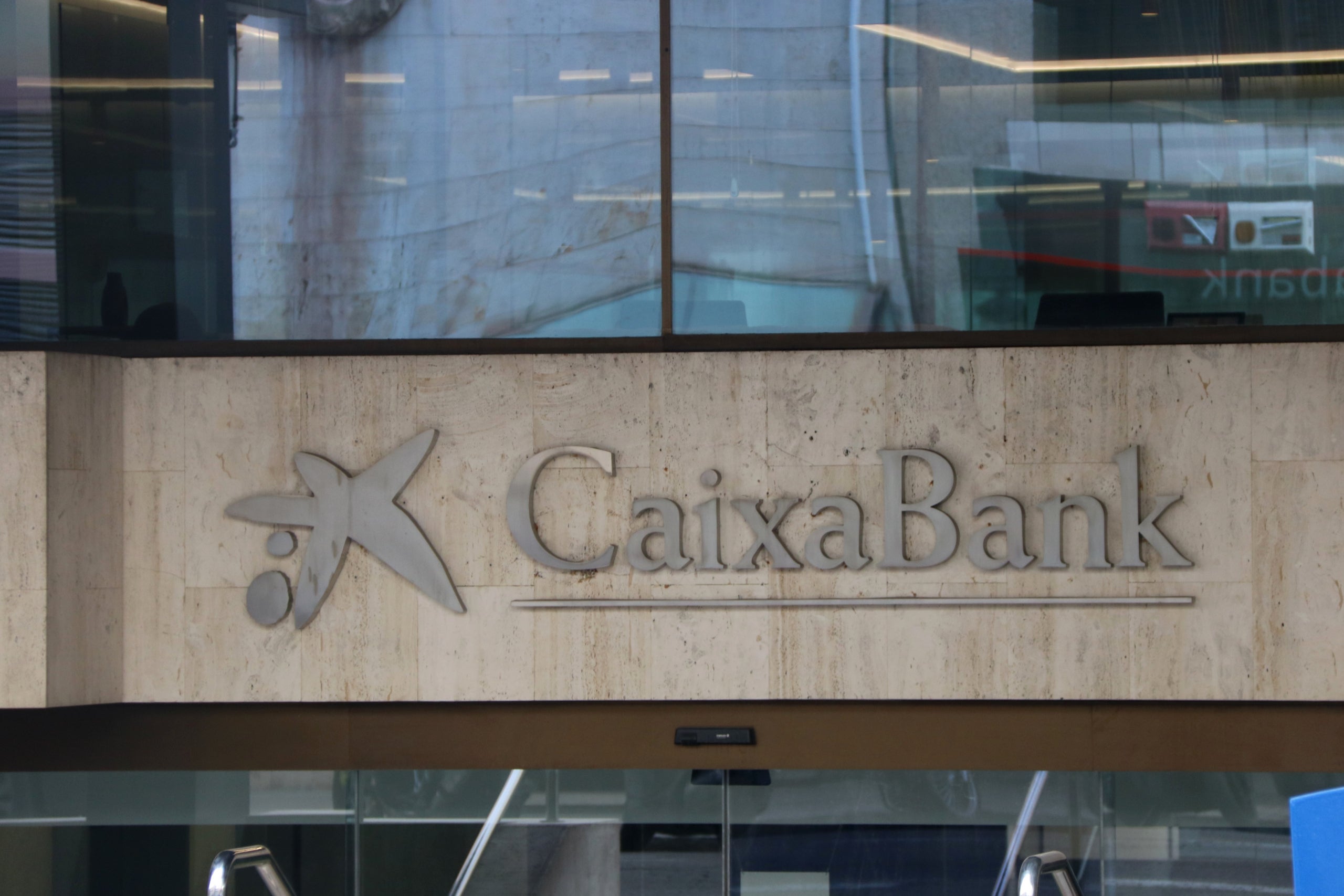 Imagen de archivo de la fachada de la sede social de CaixaBank en Valencia / ACN