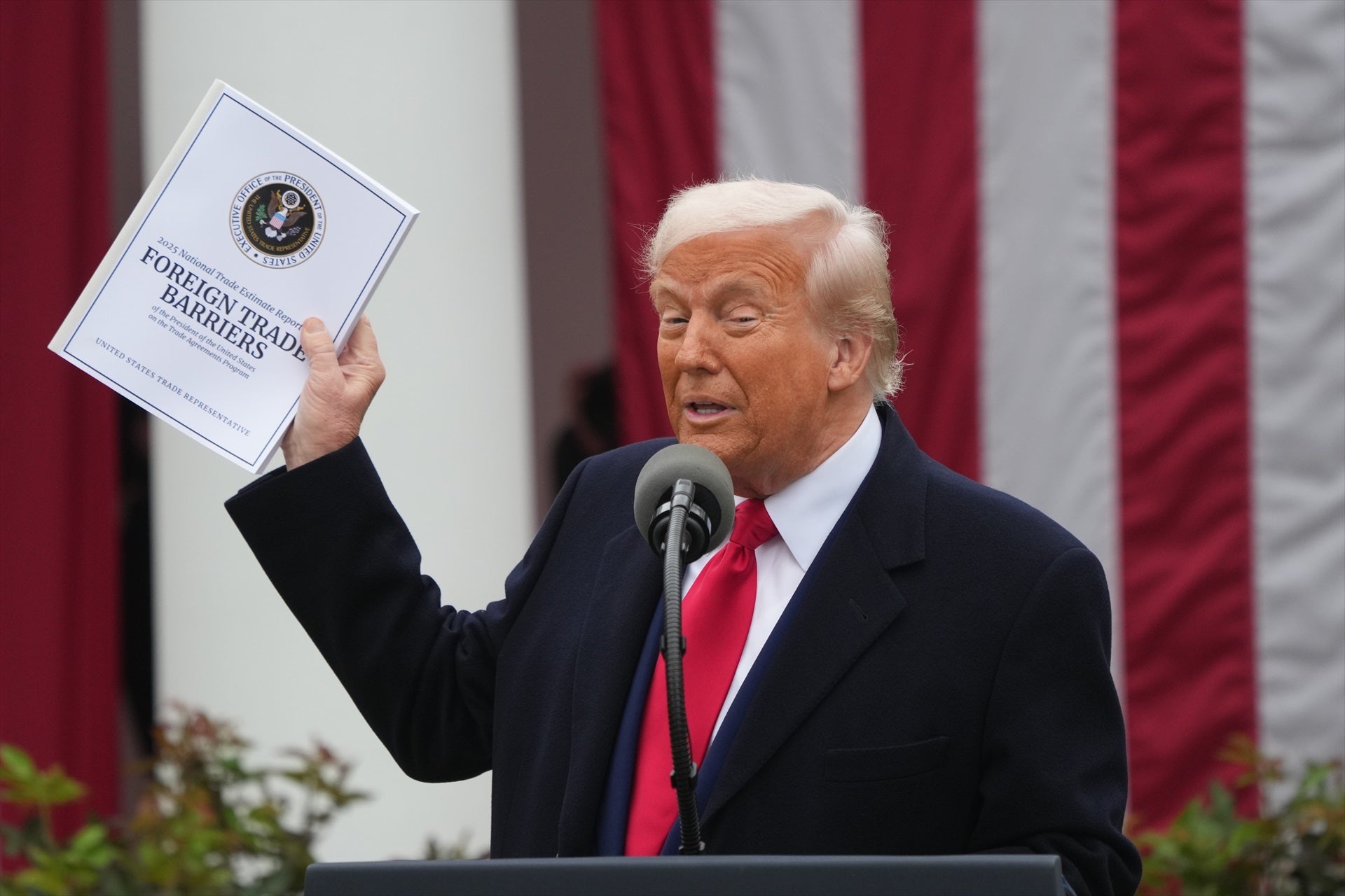 El president dels Estats Units, Donald Trump, mostra l'informe sobre els aranzels / Europa Press