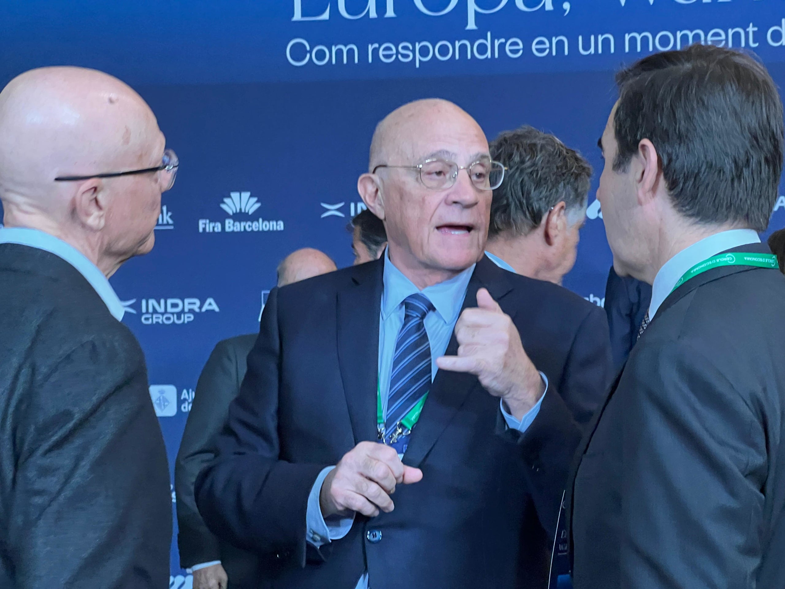 El presidente del Banco Sabadell, Josep Oliu, conversa con el del BBVA, Carlos Torres, en medio del conflicto por la OPA hostil / ACN