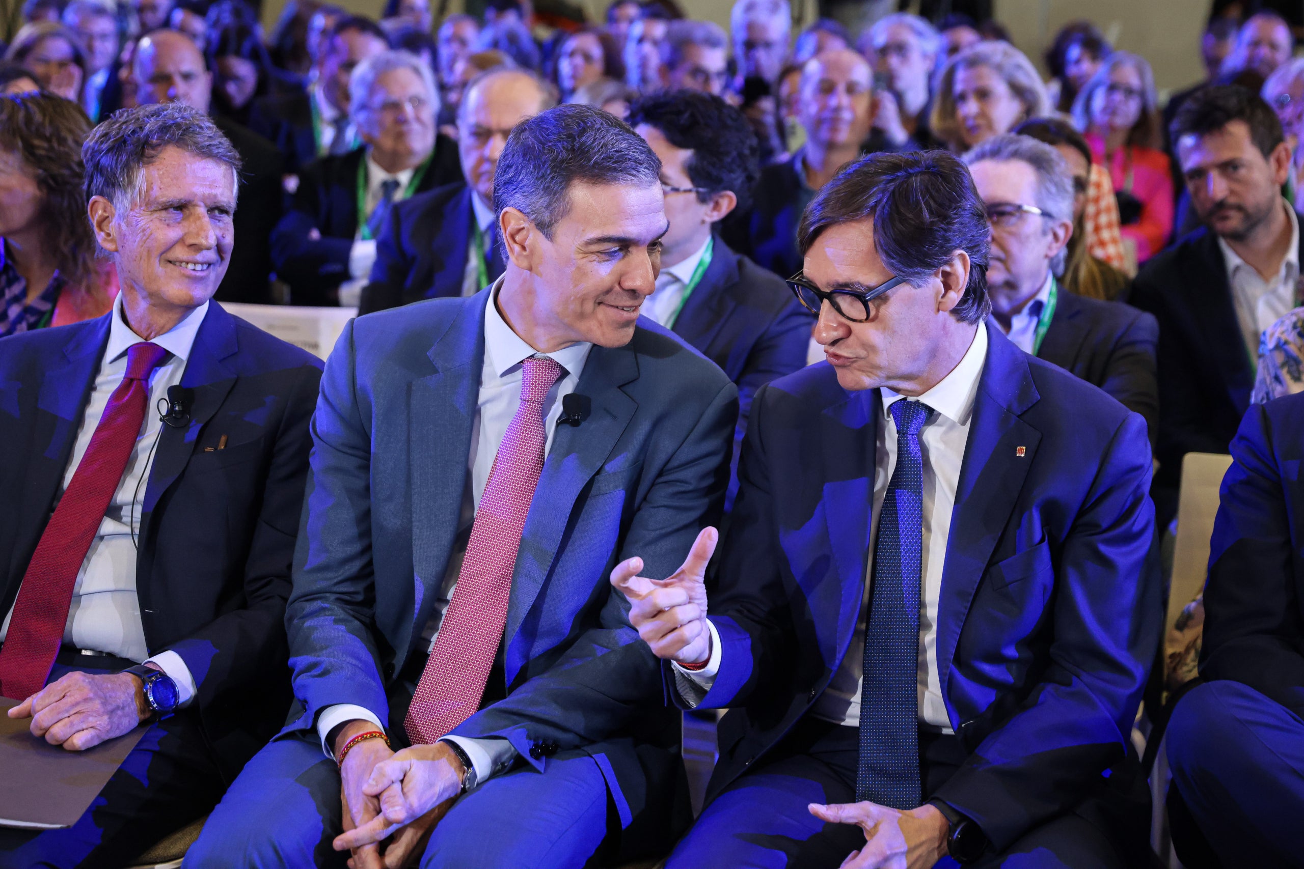 El president del Cercle d'Economia, Jaume Guardiola, admira la conversa entre el president espanyol, Pedro Sánchez, i el català, Salvador Illa / Cercle d'Economia