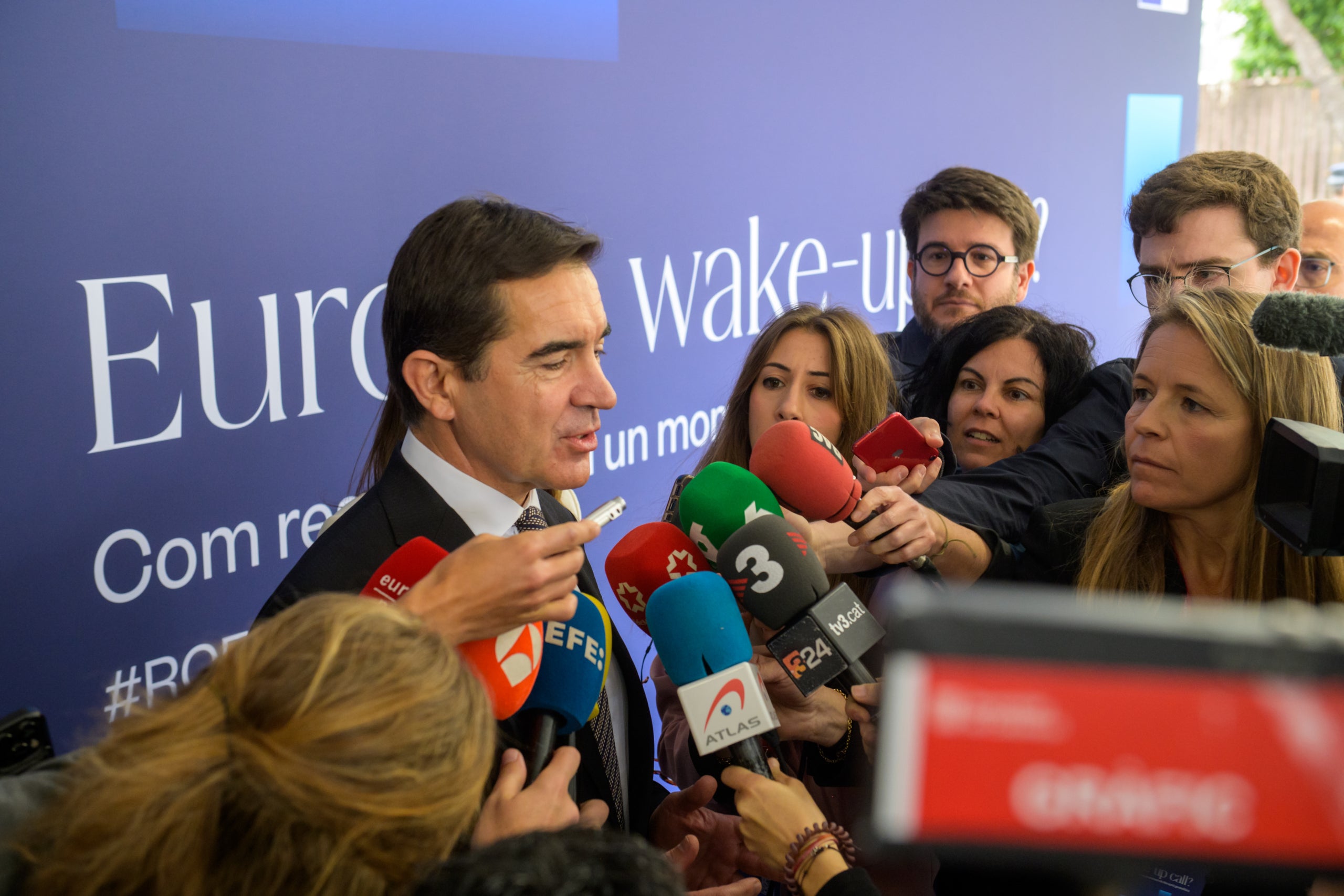 El president de BBVA, Carlos Torres, atenent els mitjans a la sortida de la Reunió del Cercle d'Economia / Cercle d'Economia