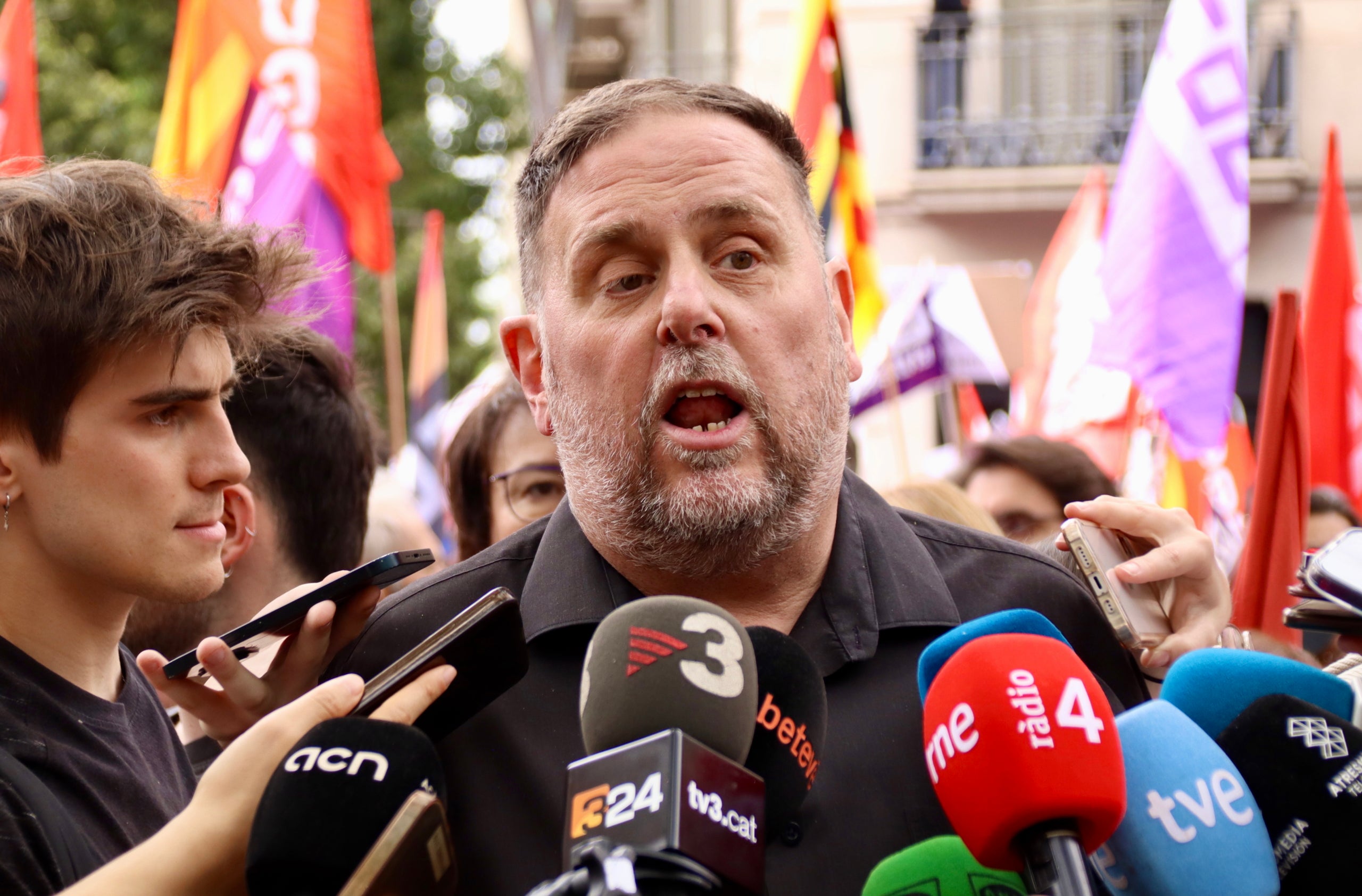 El president d'ERC, Oriol Junqueras, atén els mitjans de comunicació abans de l'inici de la manifestació de l'1 de maig / ACN