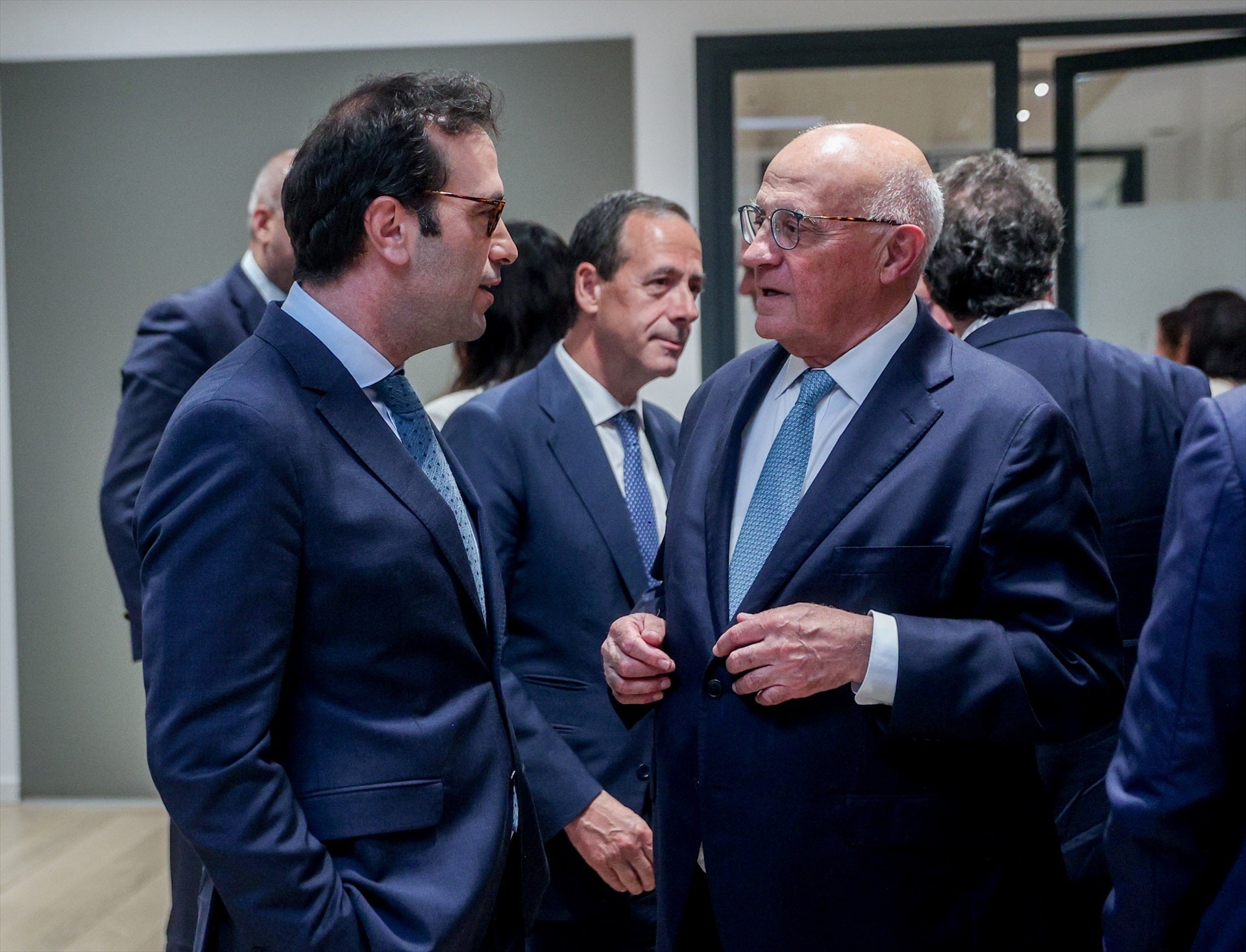 El ministre d'Economia, Carlos Cuerpo, amb el president del Banc Sabadell, Josep Oliu / EP