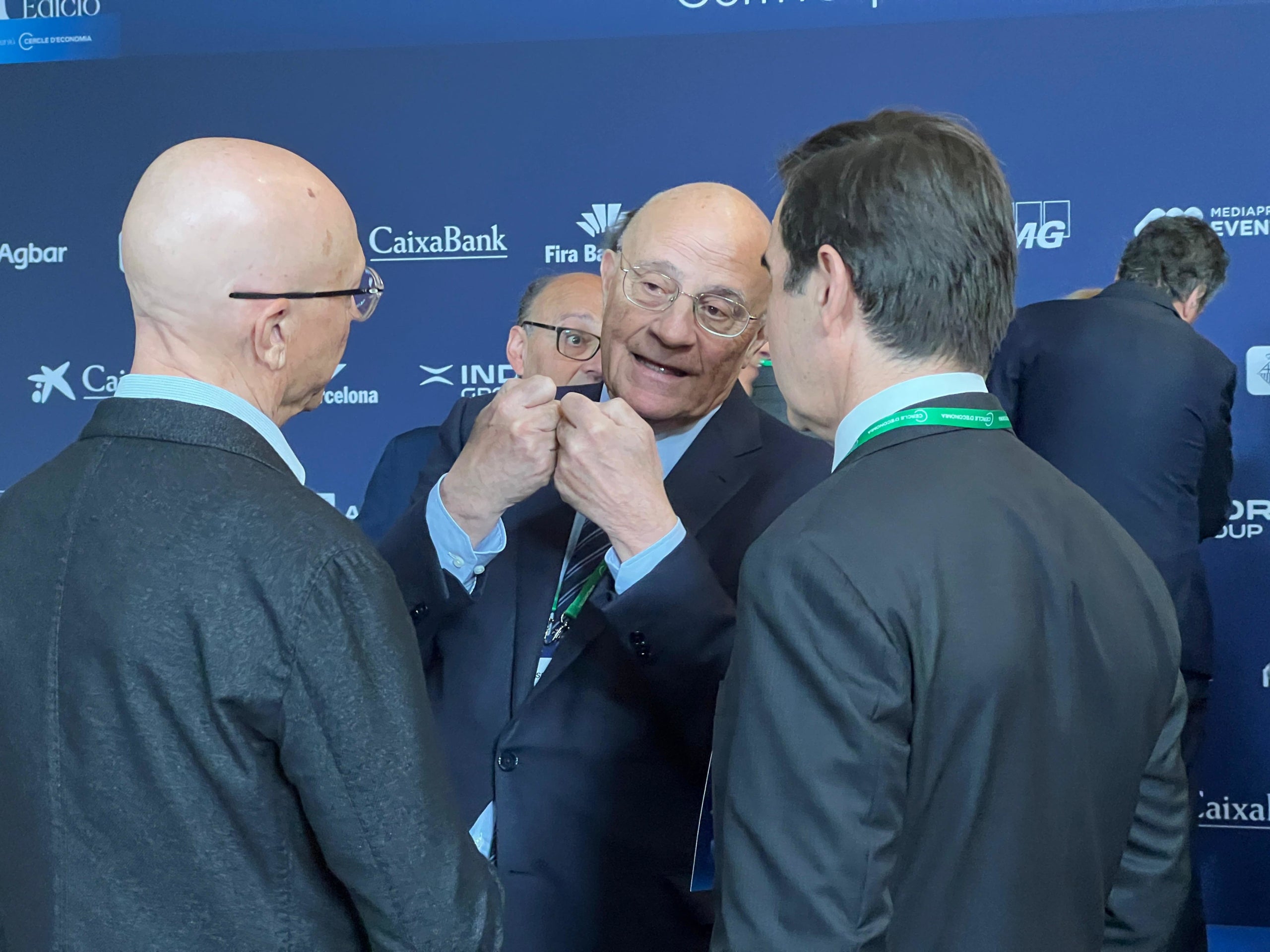 El presidente del BBVA, Carlos Torres, conversa con el del Sabadell, Josep Oliu, en la Reunión del Cercle d'Economia / ACN
