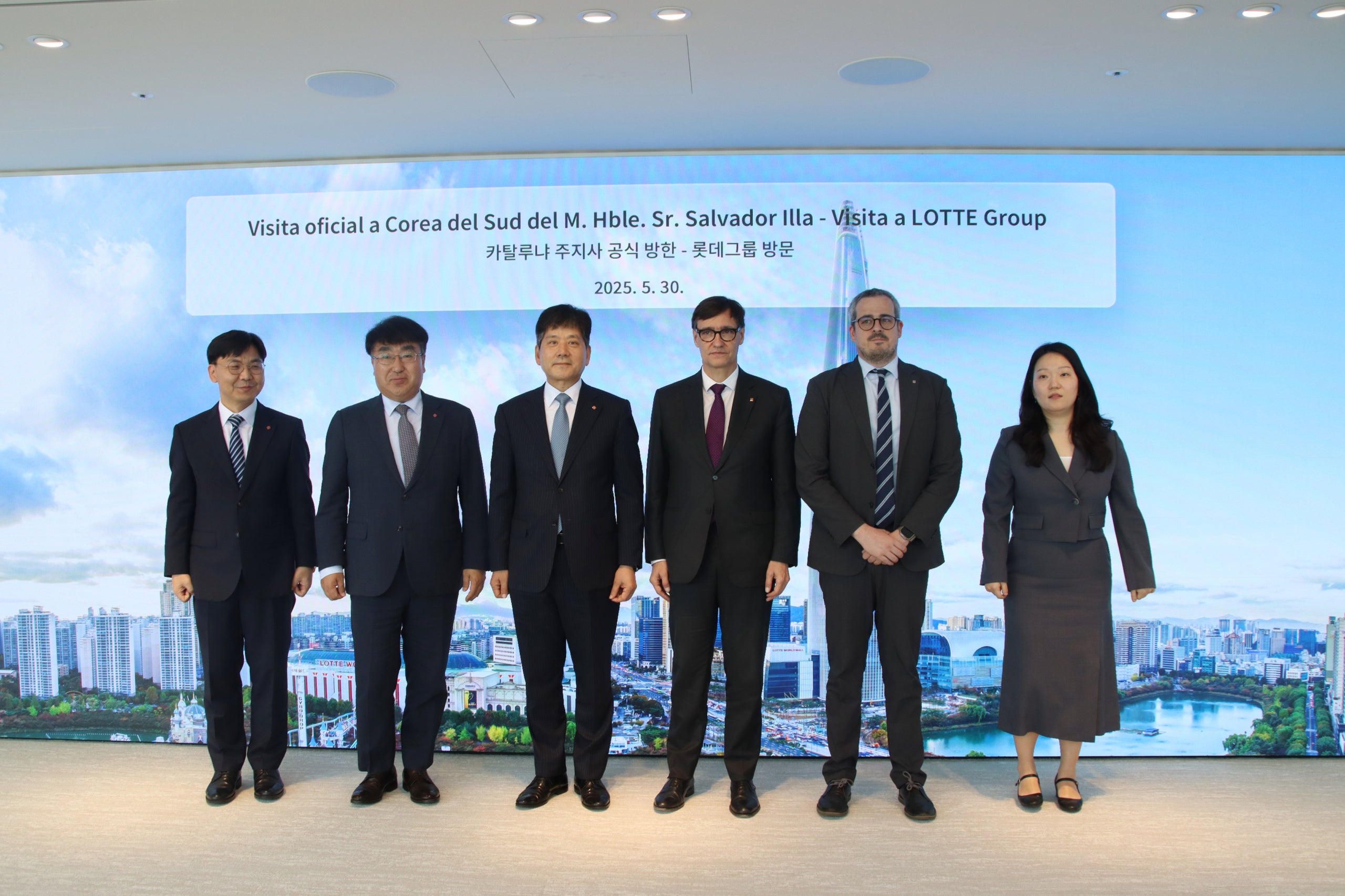 El president de la Generalitat, Salvador Illa, amb el CEO de Lotte Energy Materials, Yeonsup Kim, i amb el director executiu, Gyeyeon Cho / ACN