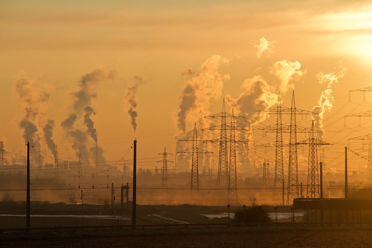 Imatge d'arxiu de les emissions que genera una indústria / Pixabay