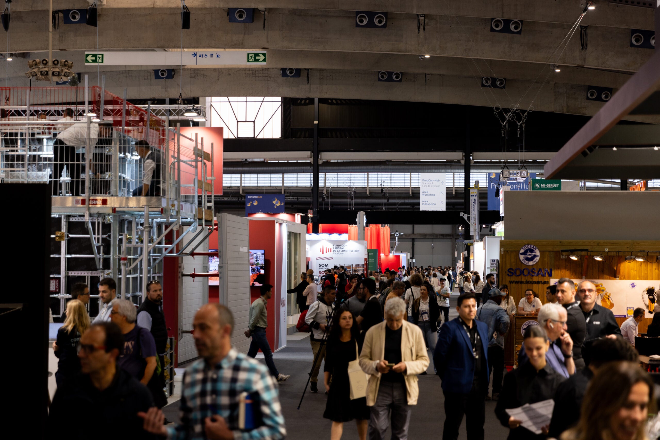 Visitants als passadissos de Fira de Barcelona durant Construmat 2024 / Construmat