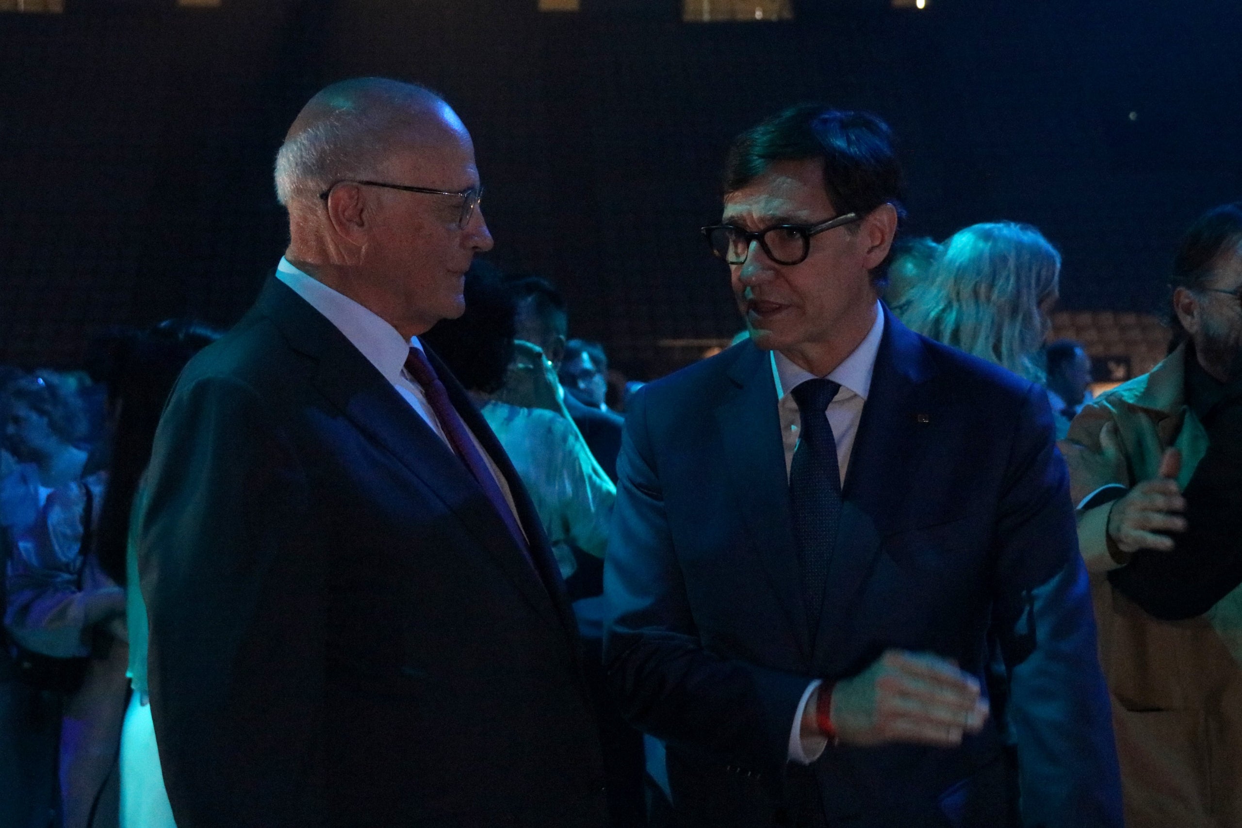 El president del Banc Sabadell, Josep Oliu; amb el president de la Generalitat, Salvador Illa, a la gala dels Premis Pimec / ACN