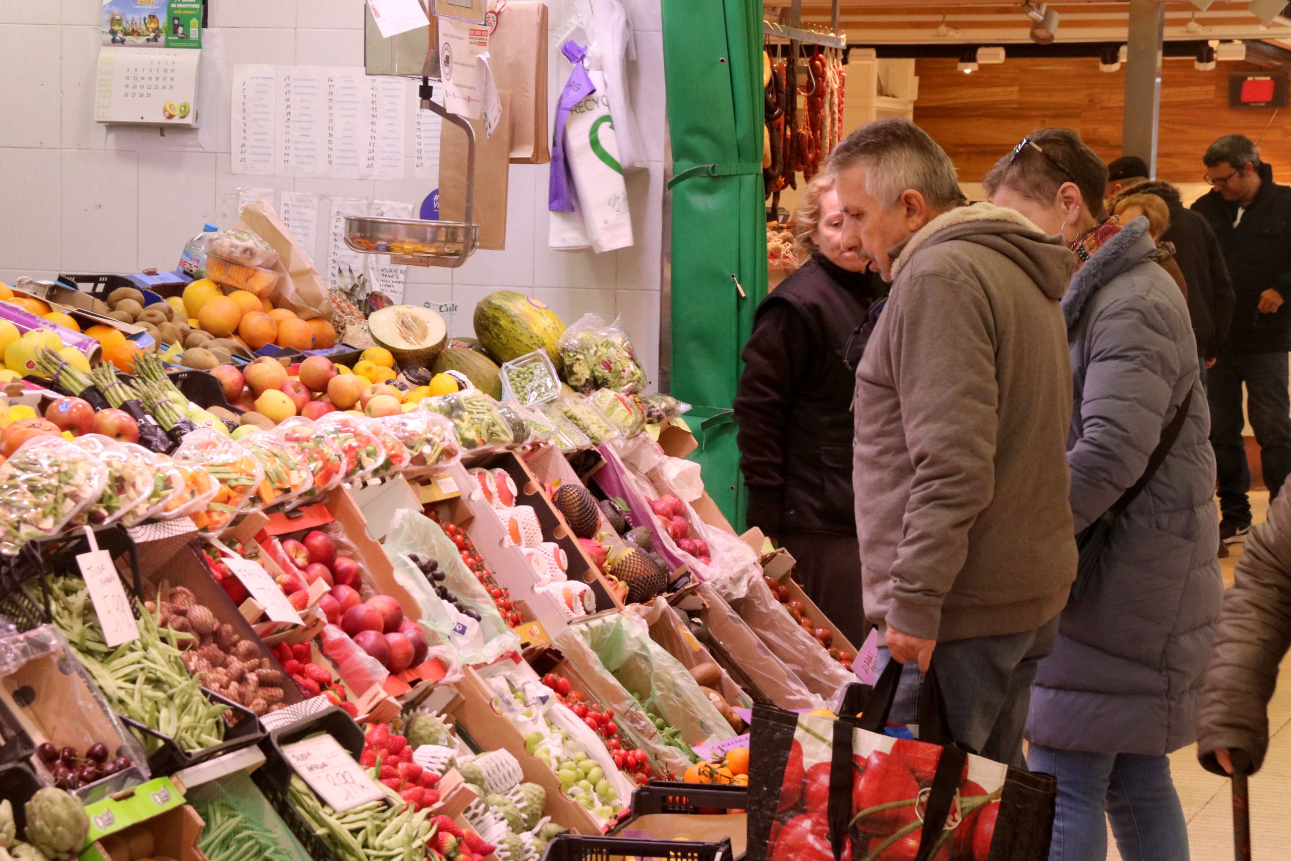 Clients comprant a una parada de fruites i verdures / ACN