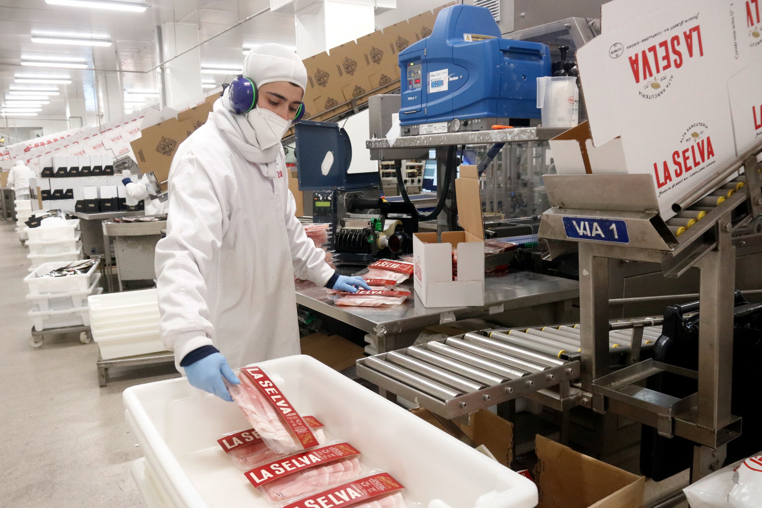 Imatge d'arxiu d'un treballador de La Selva, una empresa d'aliments de les comarques gironines / ACN