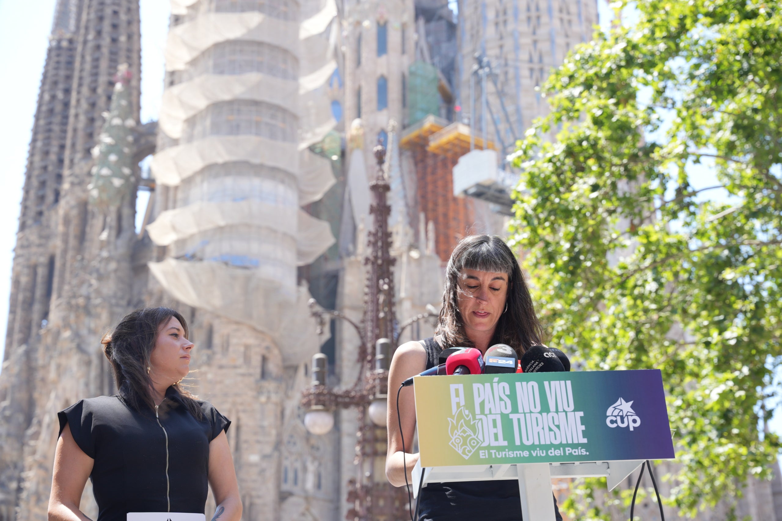 Su Moreno i Laure vega presenten la campanya de la CUP contra els pisos turístics / CUP