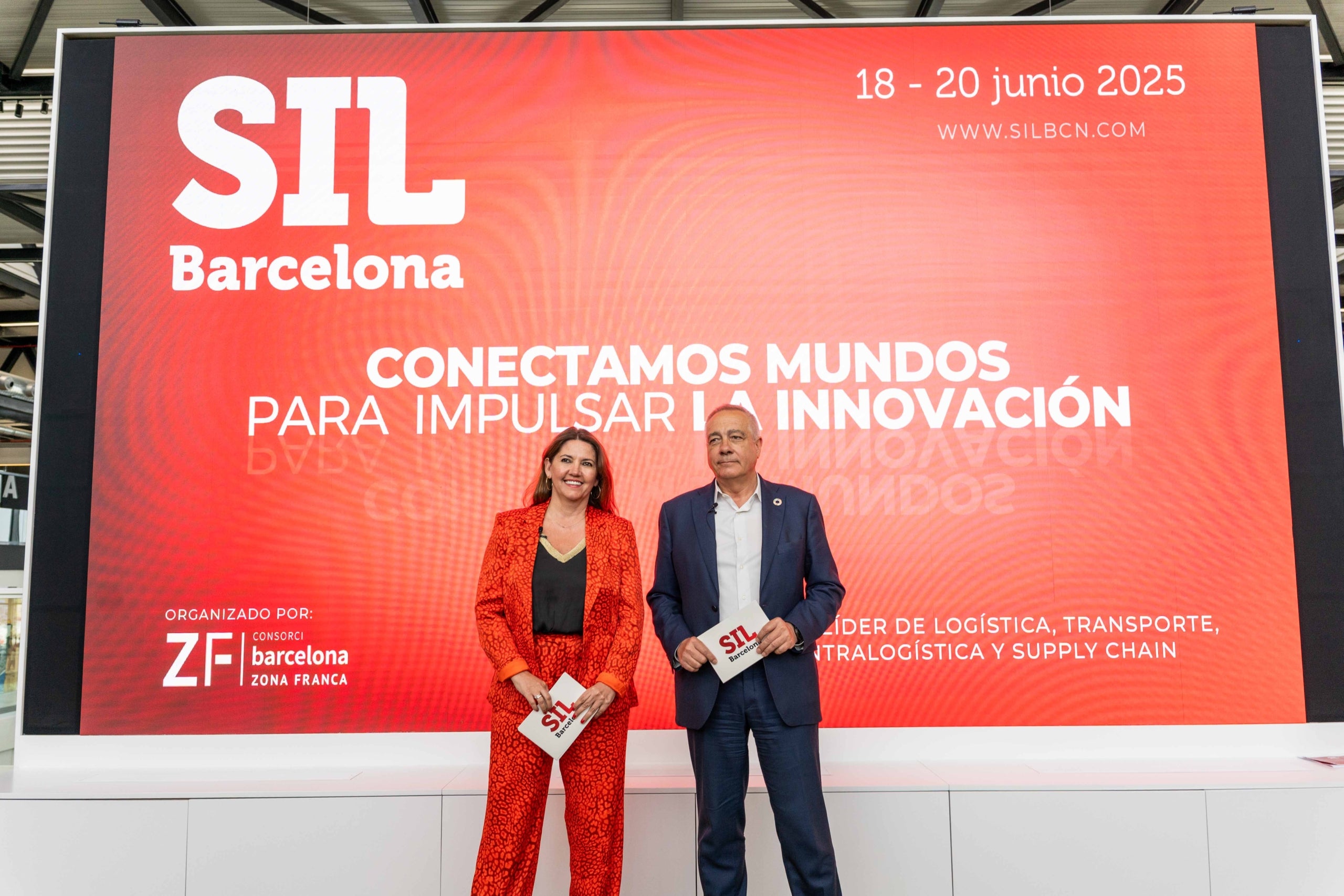 El delegado especial del Estado en el CZFB y presidente del SIL, Pere Navarro, y la directora general del CZFB y del SIL, Blanca Sorigué, en la presentación del evento / Cedida CZFB