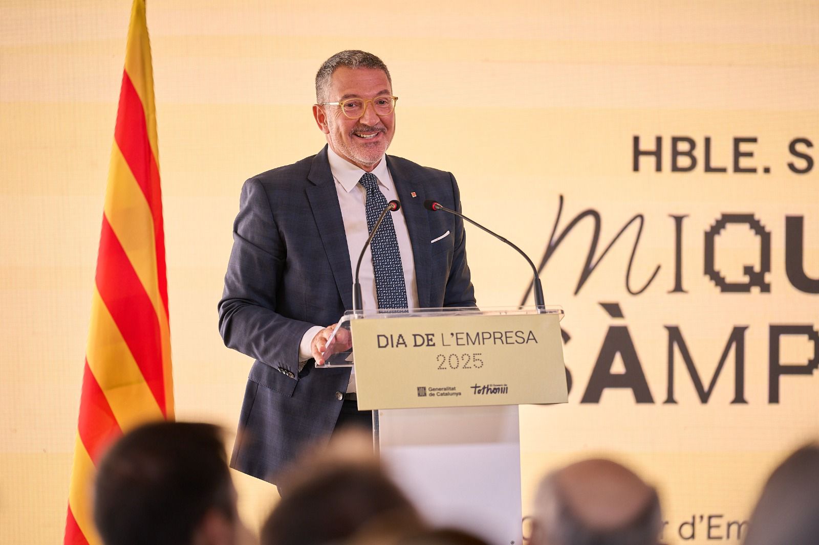 El conseller d'Empresa i Treball, Miquel Sàmper, durant la seva intervenció en l'acte de cloenda del Dia de l'Empresa 2025, a la Masia Piguillem de Sant Pere de Torelló / Foto: Departament d'Empresa i Treball