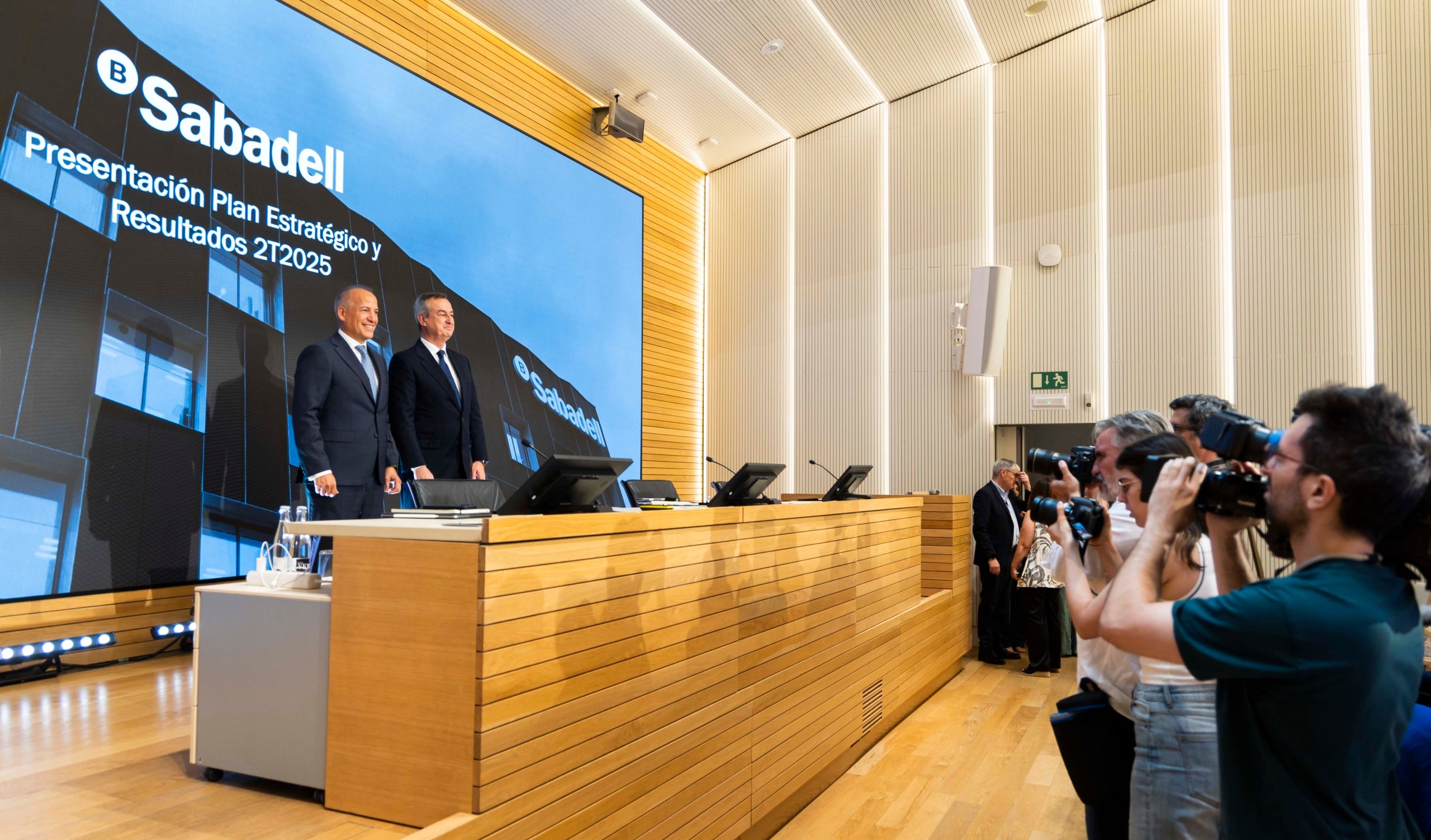 El conseller delegat del Sabadell, César González-Bueno, amb el CFO de l'entitat, Sergio Palavecino / Banc Sabadell