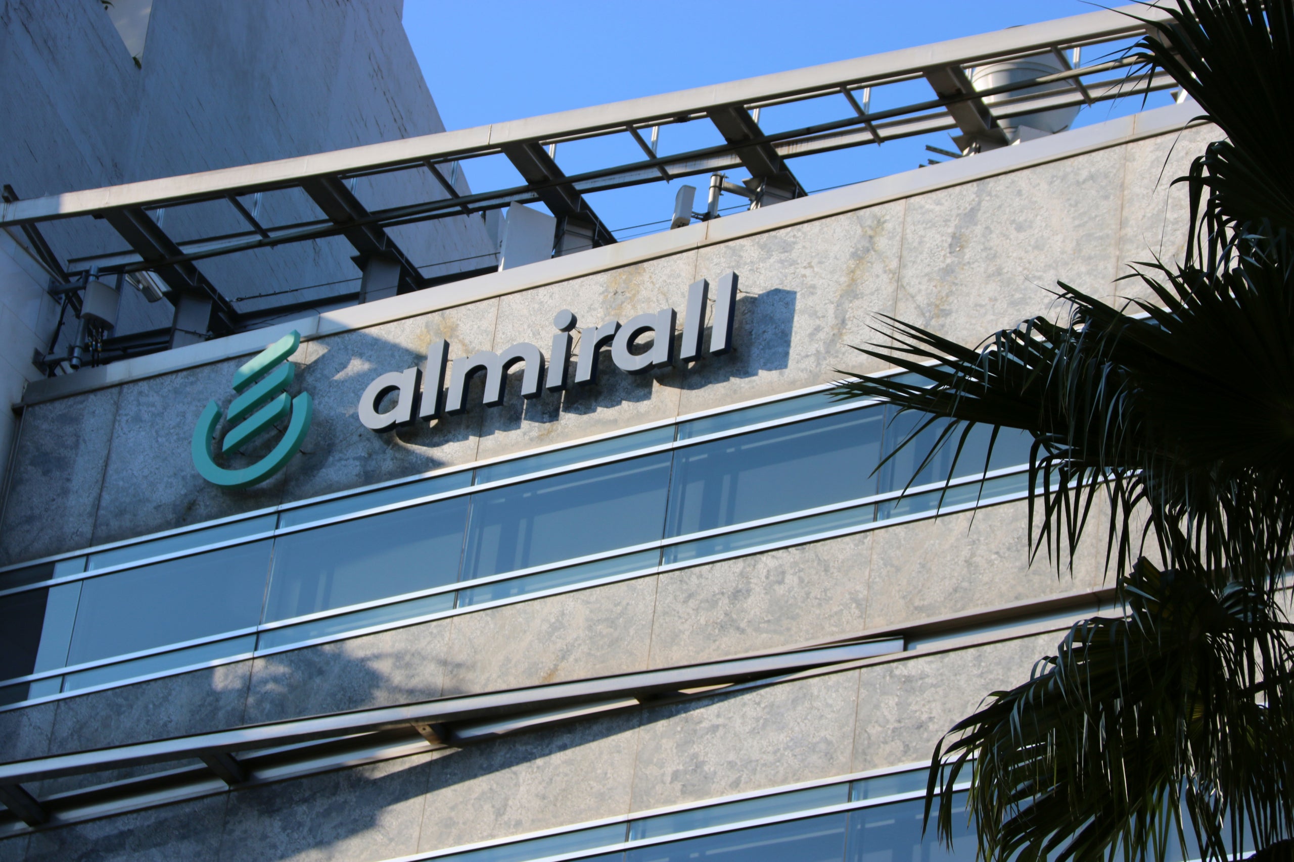 Imatge de l'edifici de la companyia farmacèutica Almirall a Barcelona / ACN