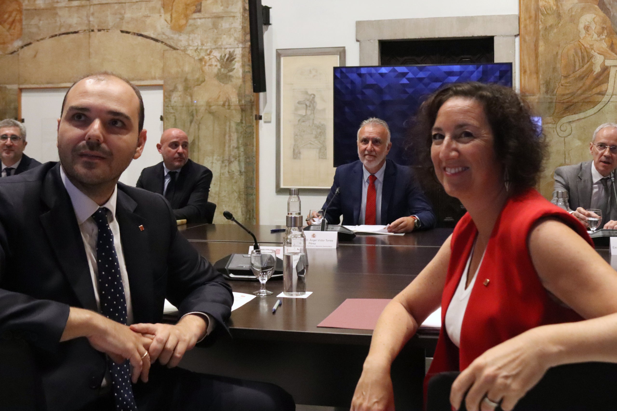 El ministro Ángel Victor Torres y los consejeros Alícia Romero y Albert Dalmau presiden la reunión de la comisión bilateral este lunes
/ Nico Tomás (ACN)