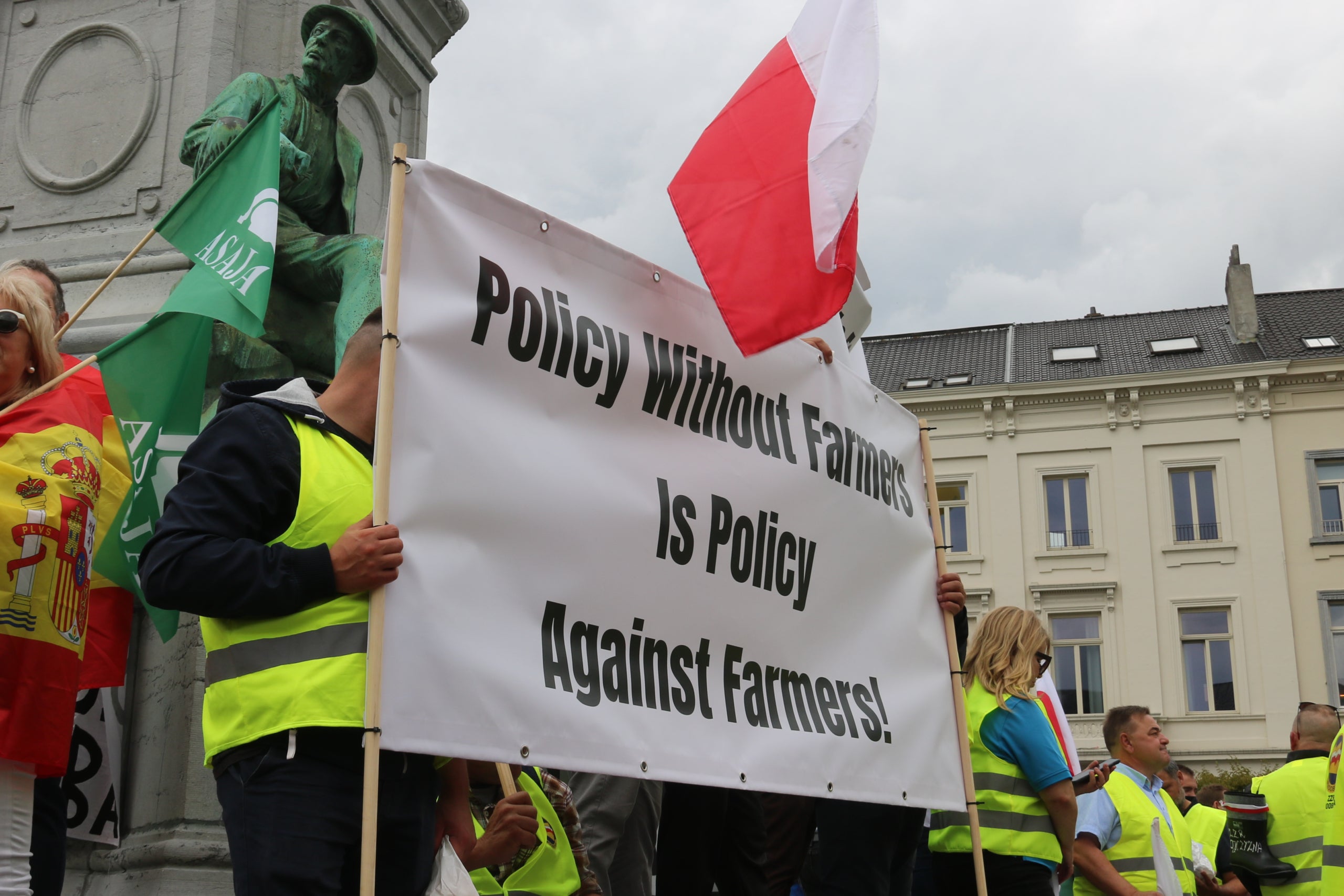 Agricultores durante las marchas contra el nuevo presupuesto europeo en Bruselas / ACN