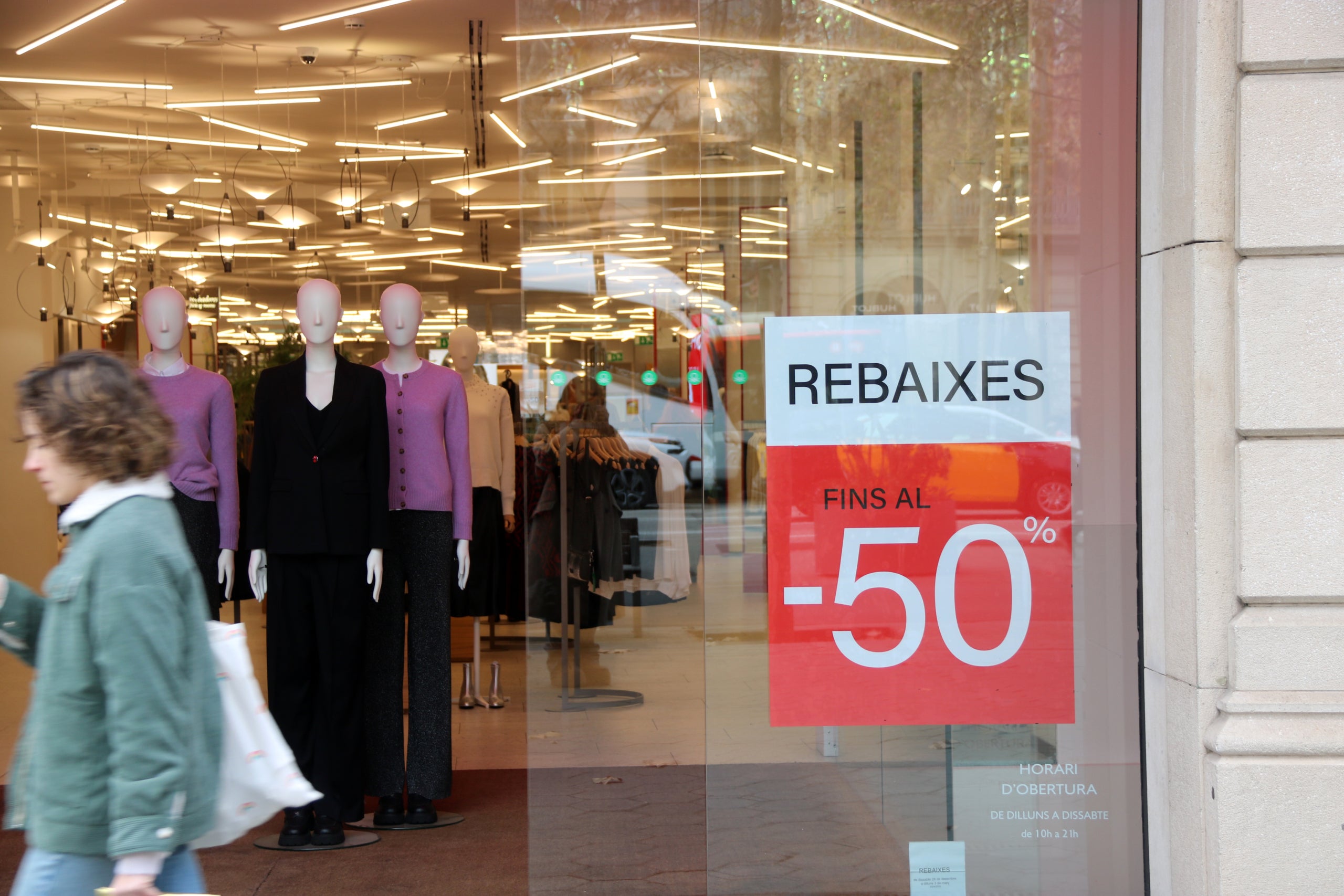 L'aparador d'una botiga amb un cartell que anuncia rebaixes de fins al 50% de descompte / ACN