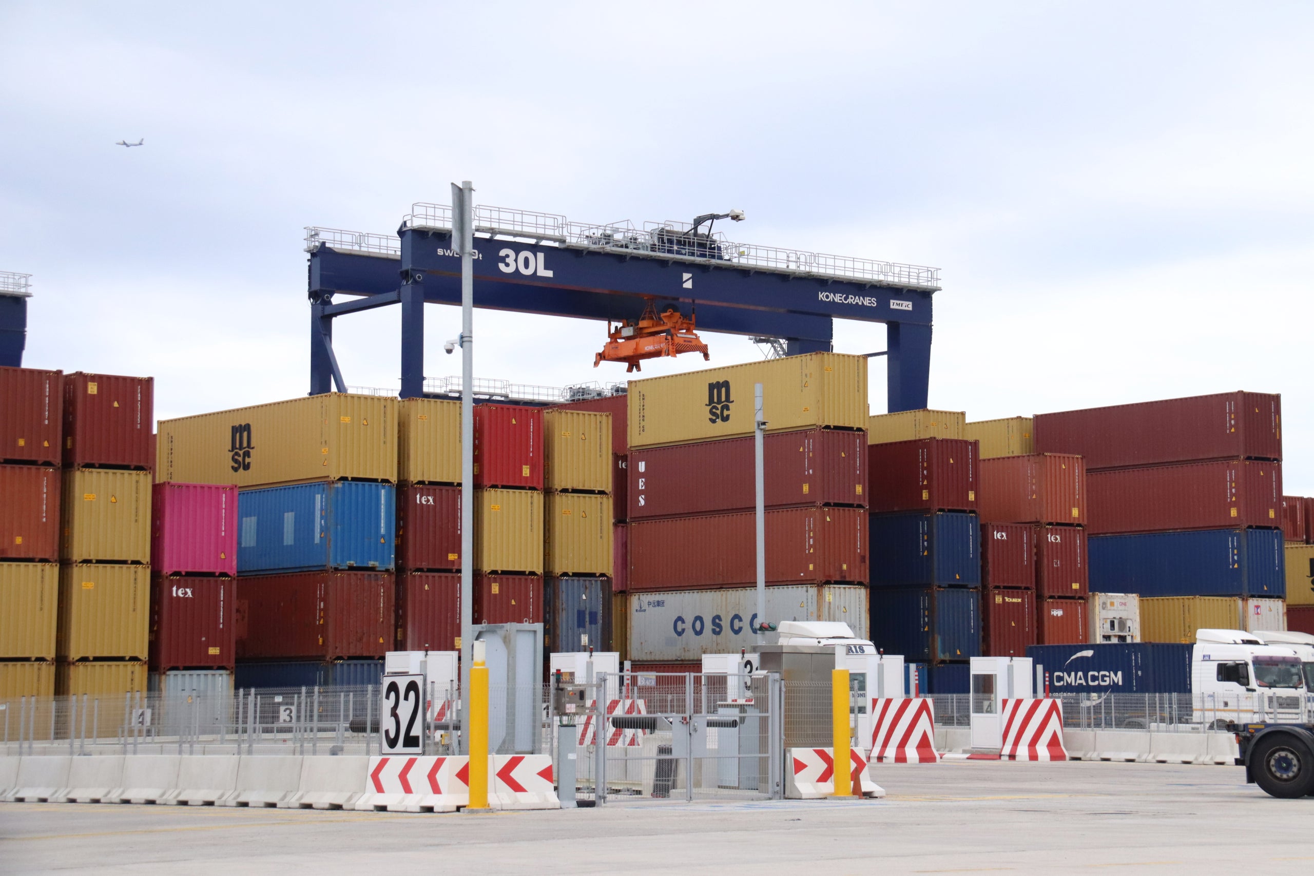 Puntos semiautomatizados moviendo contenedores en la terminal BEST del puerto de Barcelona | Aina Martí (ACN)