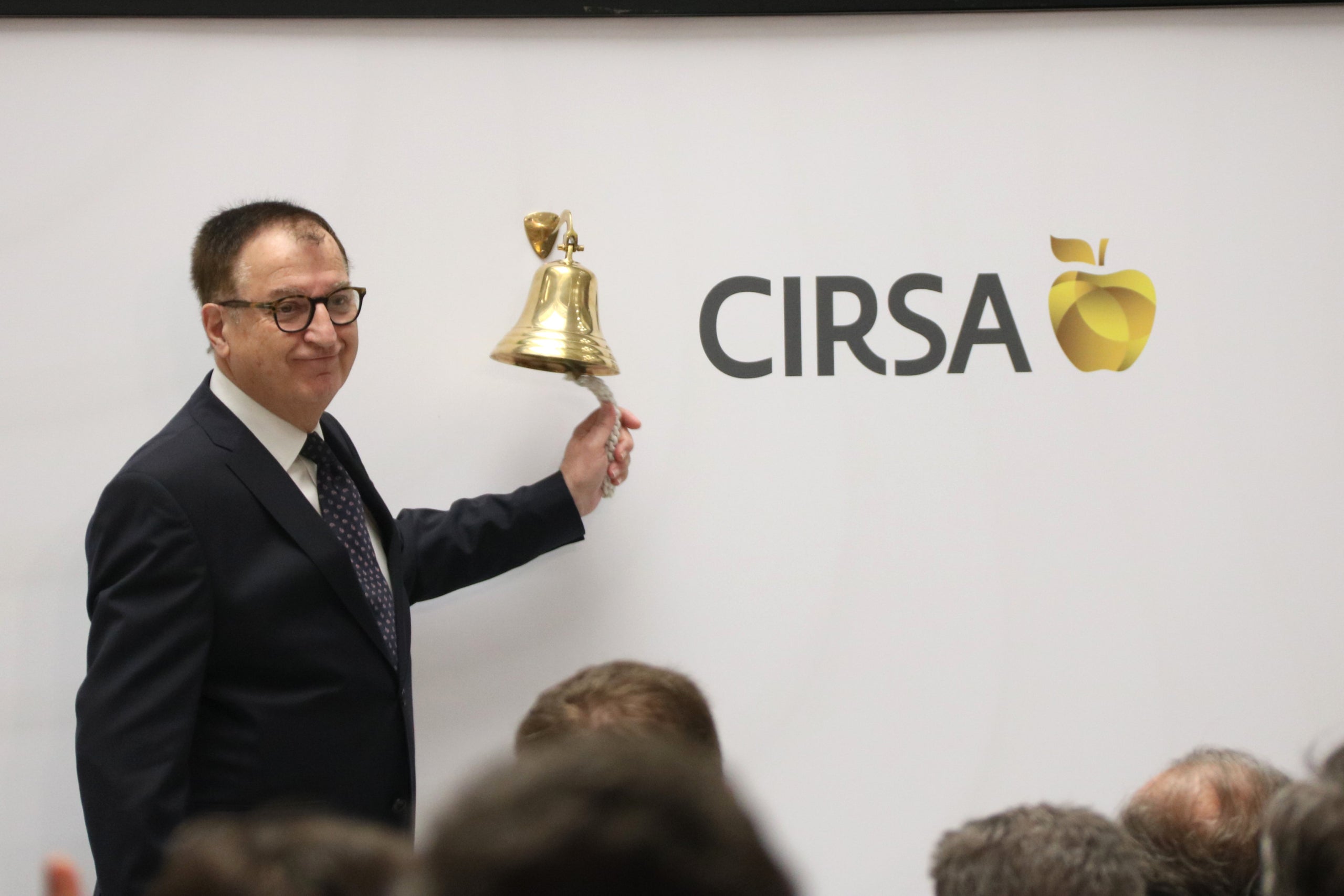 El presidente de Cirsa, Joaquim Agut, durante el tradicional toque de campana en el estreno de la compañía en la bolsa / ACN