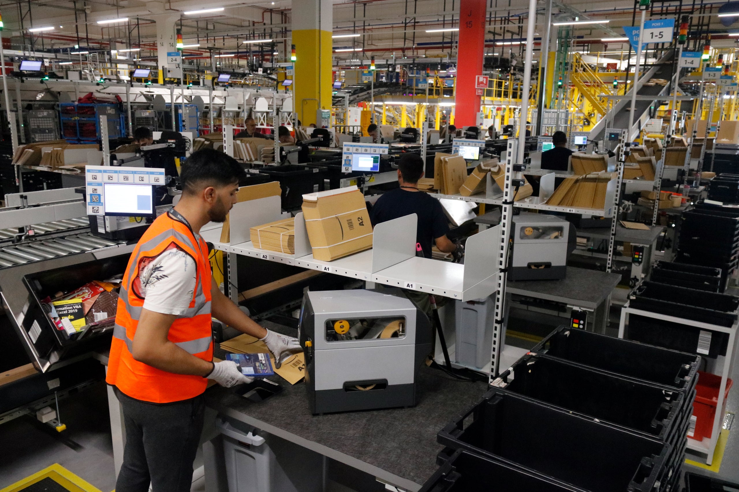 Treballadors al nou centre logístic d'Amazon al Far d'Empordà, que ha suposat 200 MEUR d'inversió / Xavier Pi (ACN)