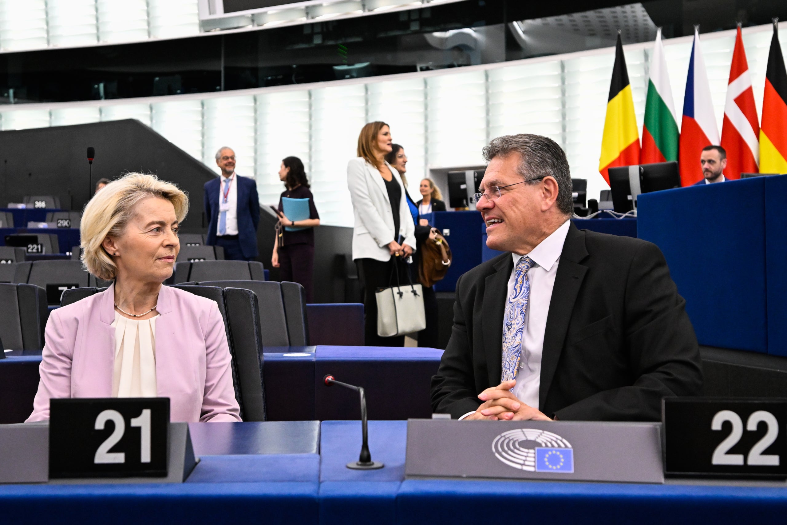 La presidenta de la Comissió Europea, Ursula von der Leyen, i el comissari europeu de Comerç, Maros Sefcovic, al Parlament Europeu | Parlament Europeu