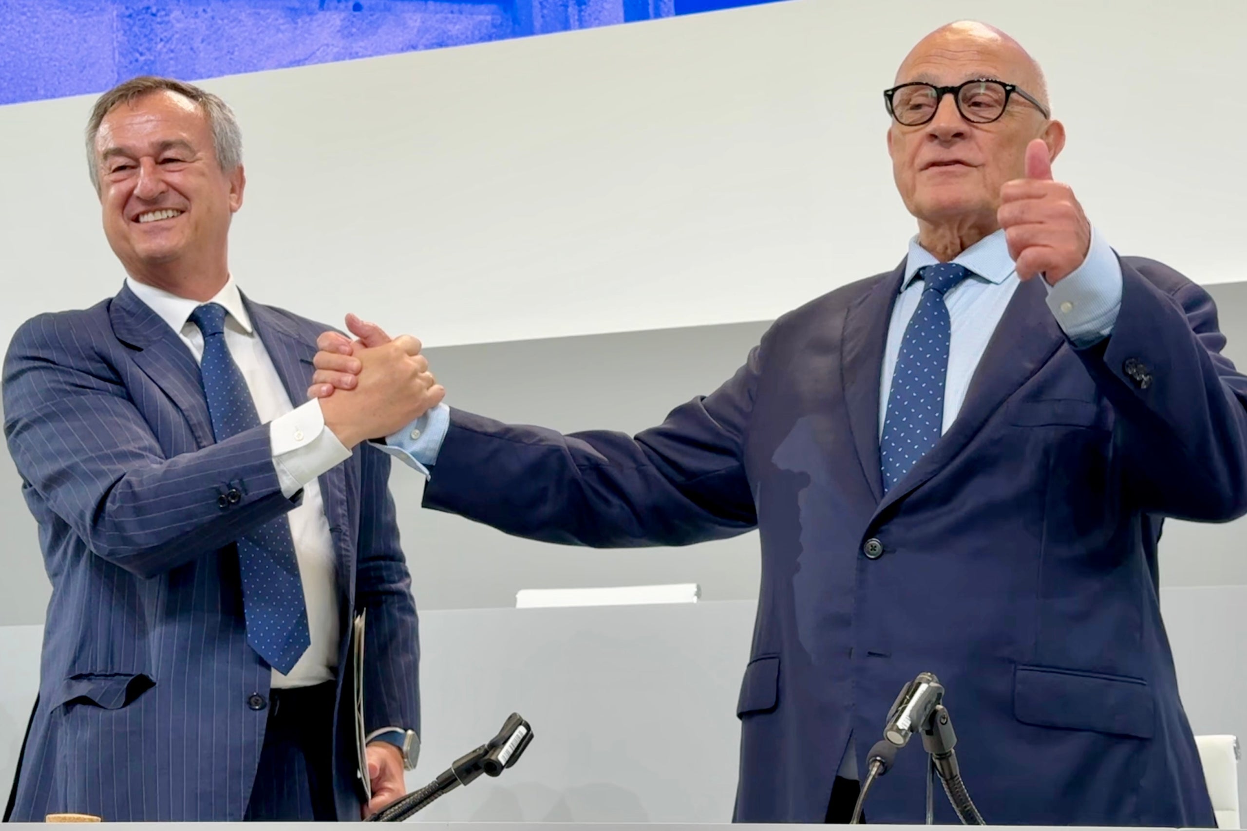 El president del Sabadell, Josep Oliu, amb accionistes durant la junta extraordinària / ACN