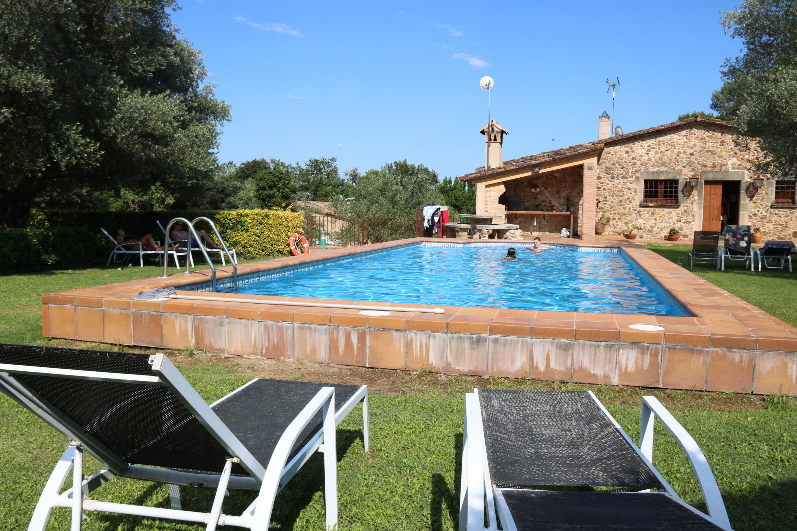 Pla general de la piscina d'una casa de turisme rural de Monells aquest divendres 26 de juny de 2020. (Horitzontal) | Gerard Vilà (ACN)