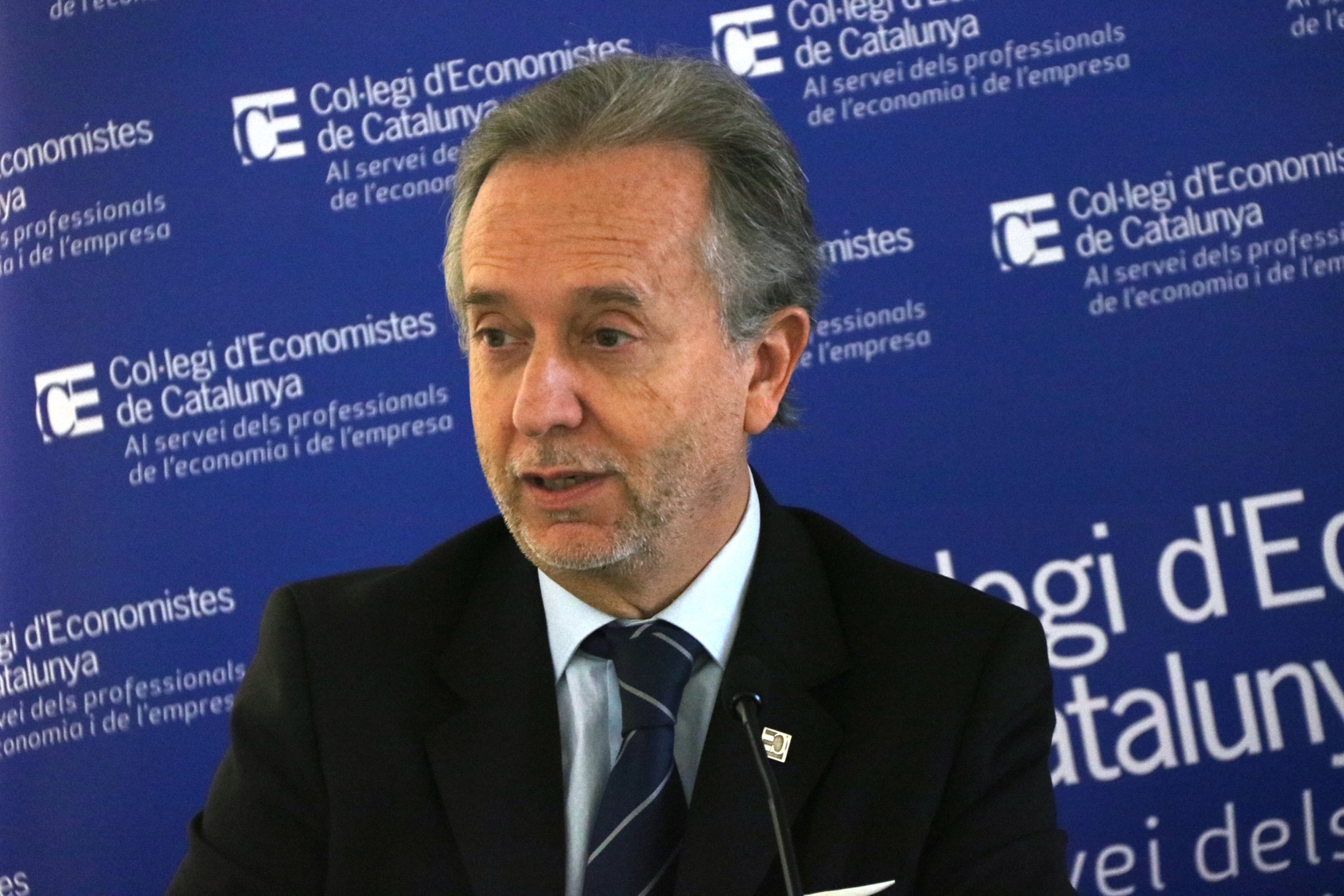 El degà del Col·legi d'Economistes de Catalunya, Carles Puig de Travy, durant la presentació de l'Enquesta de Situació Econòmica - Tardor 2024 | Martí Pernía (ACN)