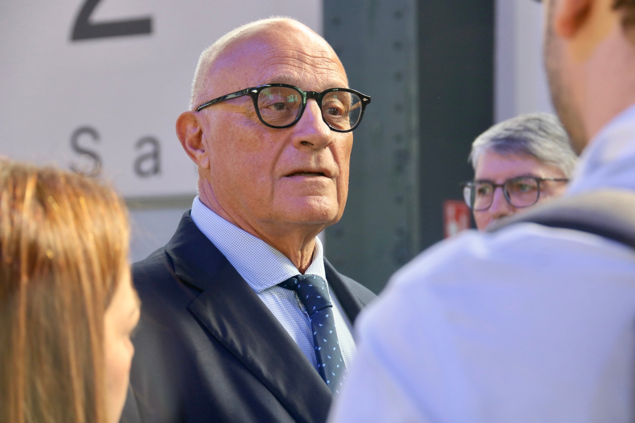 El president del Sabadell, Josep Oliu, amb accionistes durant la junta extraordinària / ACN