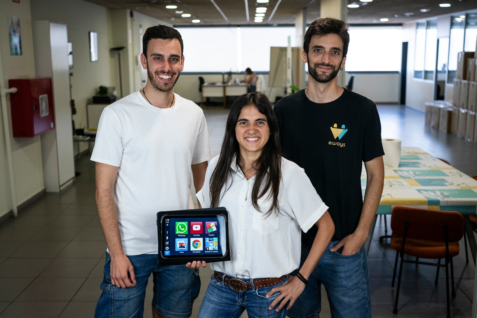 Gerard Pinar, Isabel Garcia y Adrià Roca, Propietarios de Bleta, empresa de tecnología inclusiva. Cornellà de Llobregat, 06.08.2025 | Mireia Comas