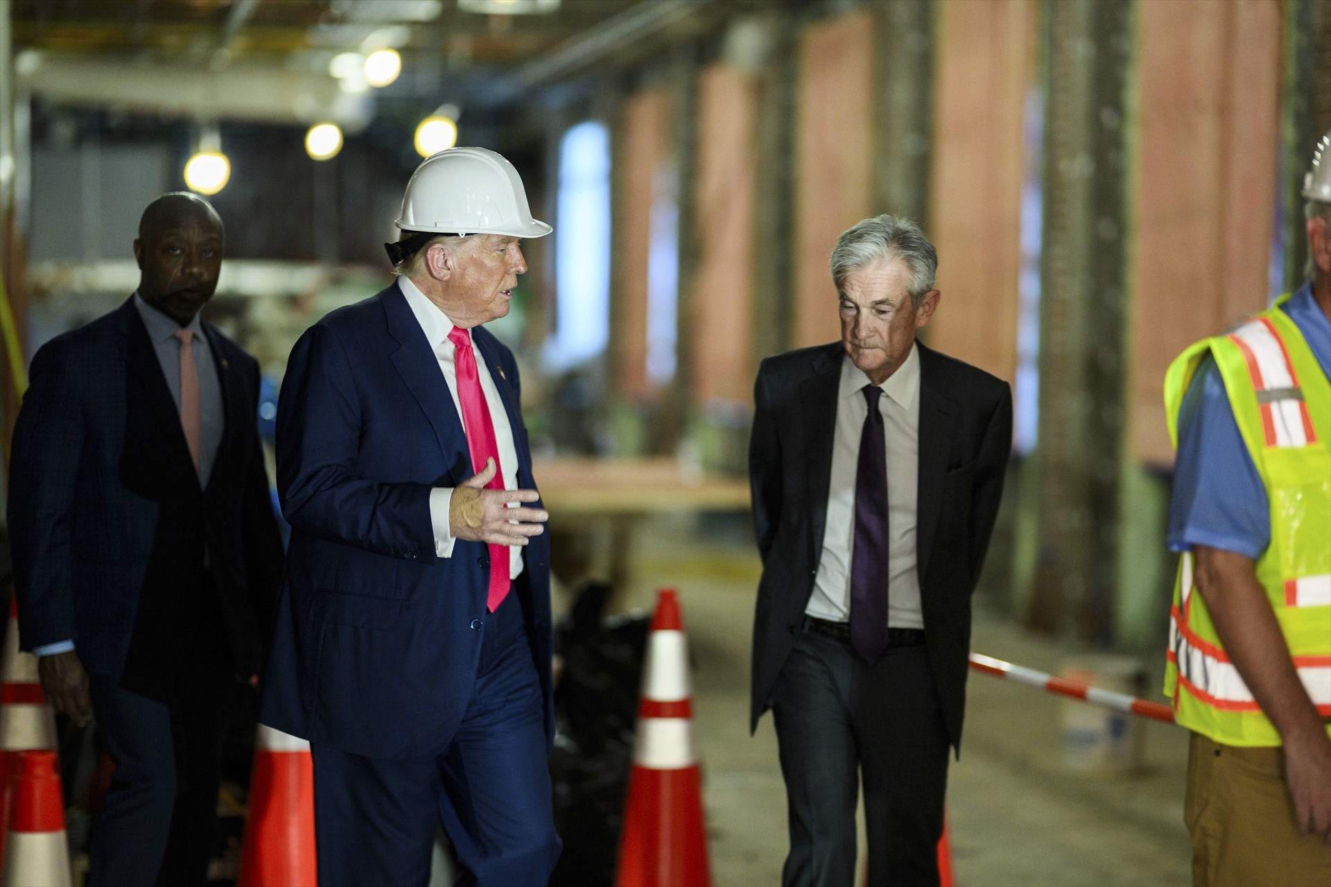 El presidente de los Estados Unidos, Donald Trump, con el presidente de la Fed, Jerome Powell, en las obras de renovación de la sede de la agencia / EP