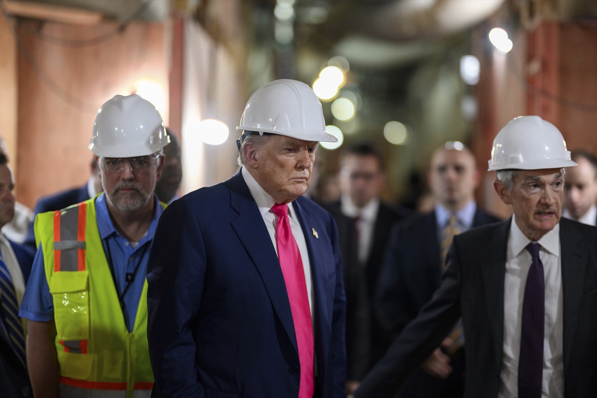 El president de la Reserva Federal, Jerome Powell, amb el president dels Estats Units, Donald Trump, a les obres de reforma de la seu de la Reserva / EP