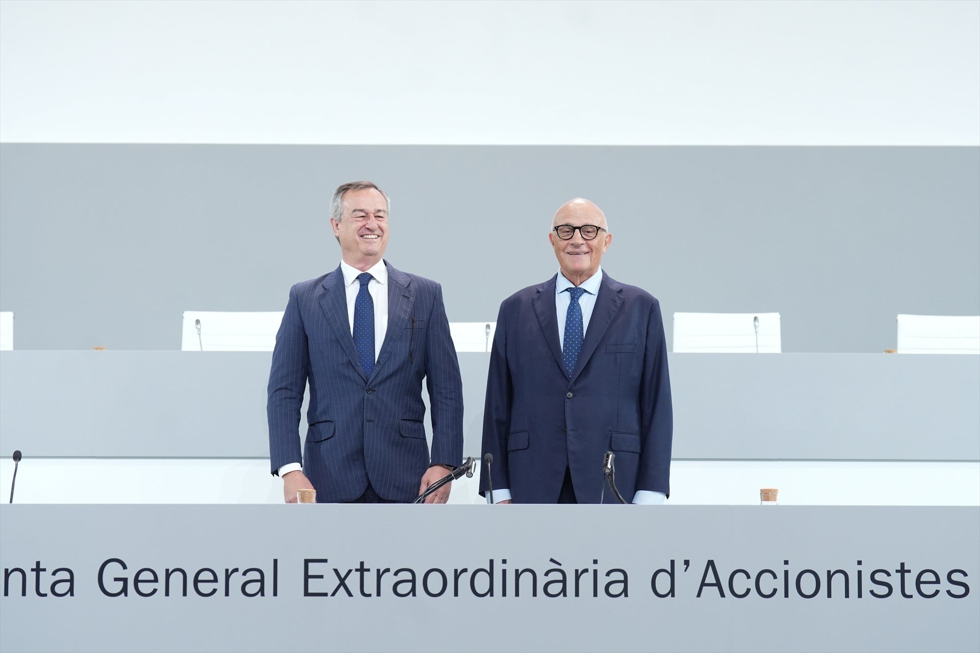 El consejero delegado del Sabadell, César González-Bueno, y el presidente, Josep Oliu, durante la junta de accionistas / EP
